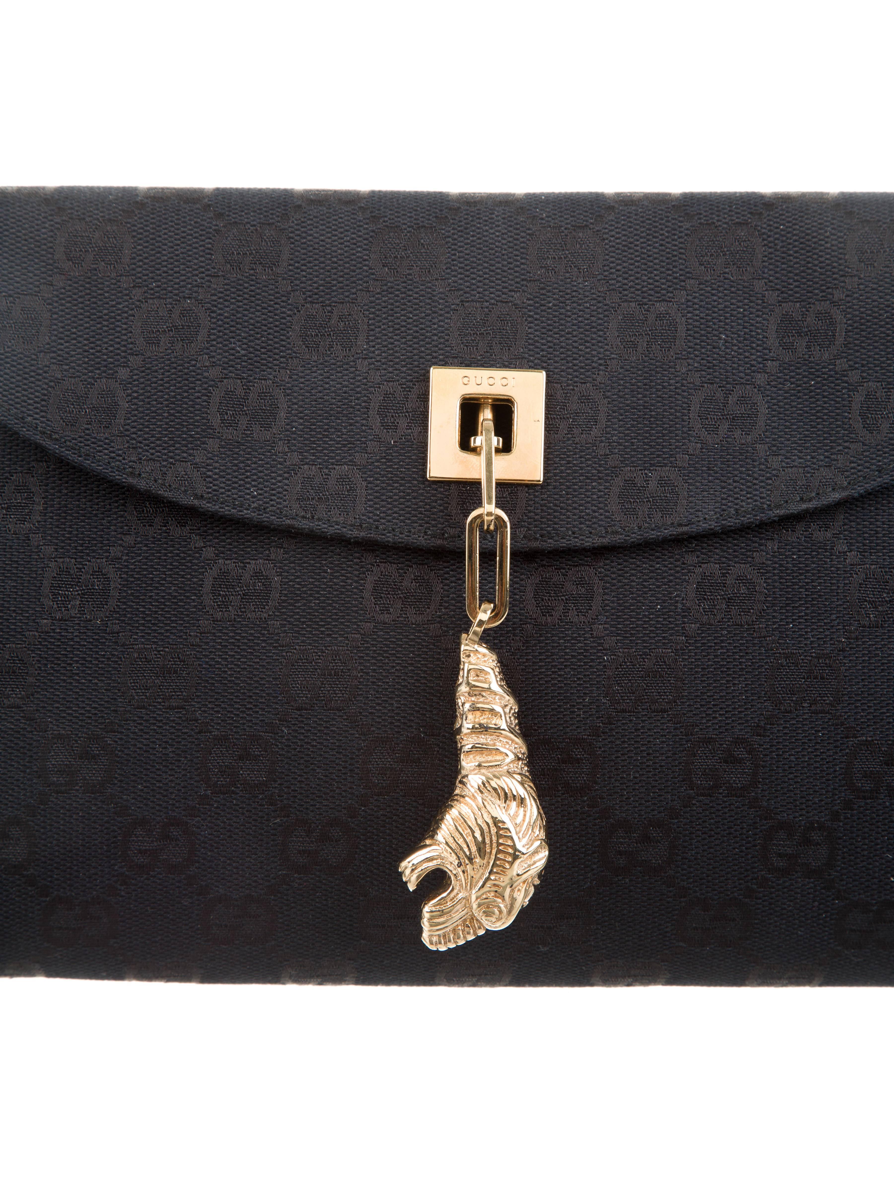 CURATOR'S NOTES

If you are a lover of Tom Ford, don't miss your opportunity to own a piece of fashion history with this chic shoulder bag.

Monogram canvas 
Gold hardware
Flap closure
Measures 13