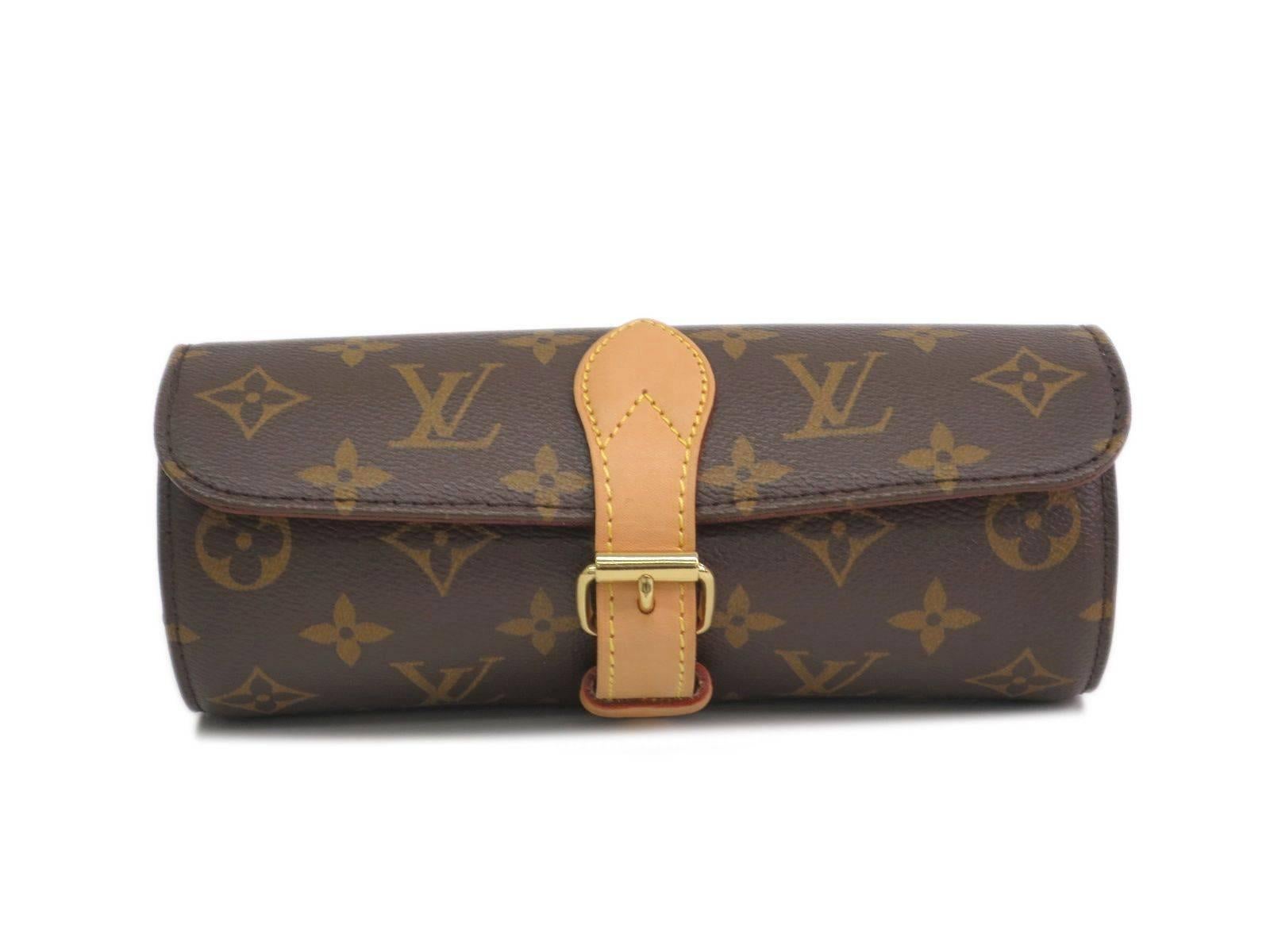 CURATOR'S NOTES

Store your three favorite timepieces in this gorgeous Louis Vuitton watch storage case.  Ideal for traveling!

Monogram 
Gold hardware
Belt closure
Made in France
Date code SN4049
Measures 8.3