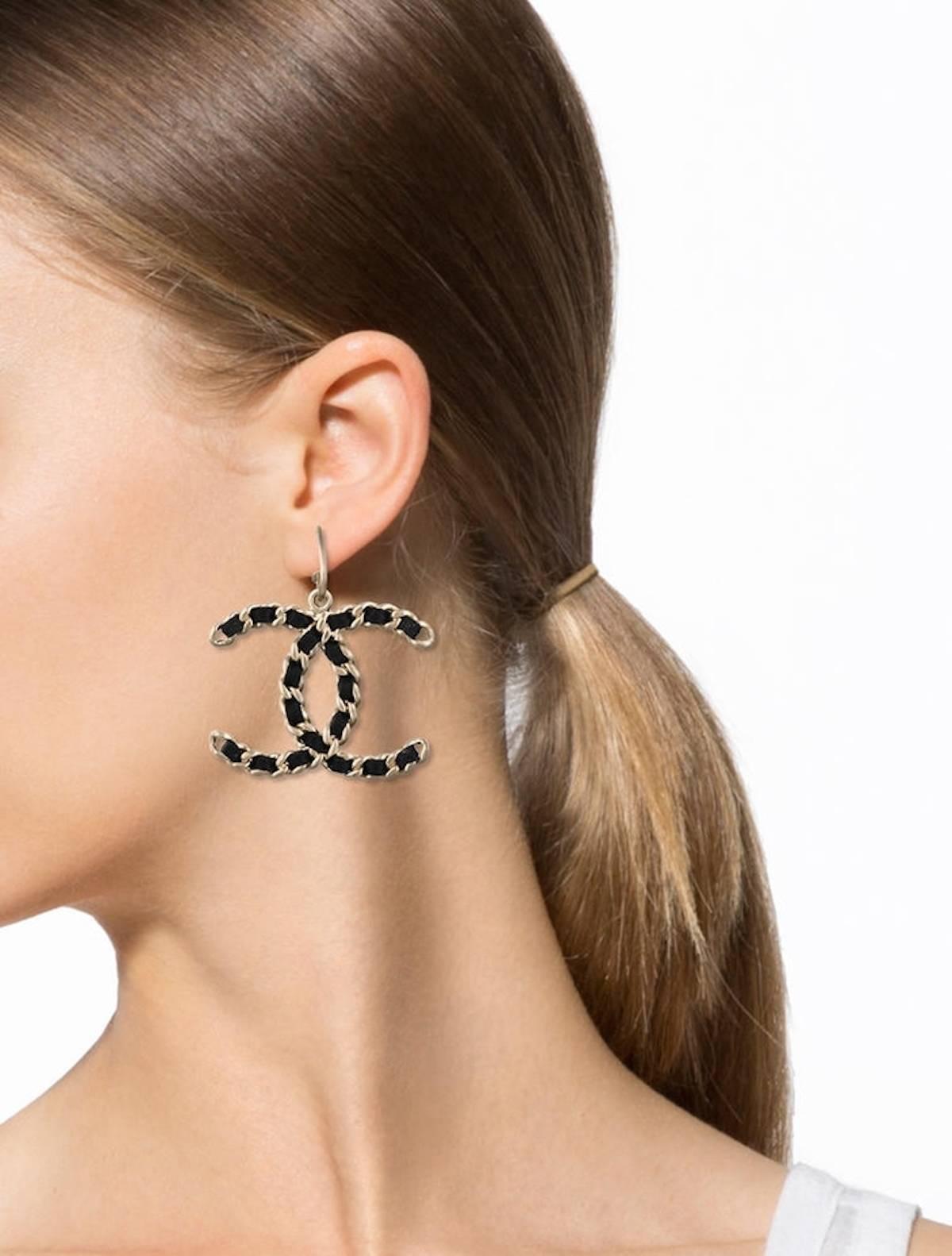 CURATOR'S NOTES

Make a bold statement without saying a word! Brand new with tags chic Chanel hoop earrings featuring classic Chanel gold chain intertwined with rich black satin, say hello to your favorite new earrings.

Metal
Satin
Gold