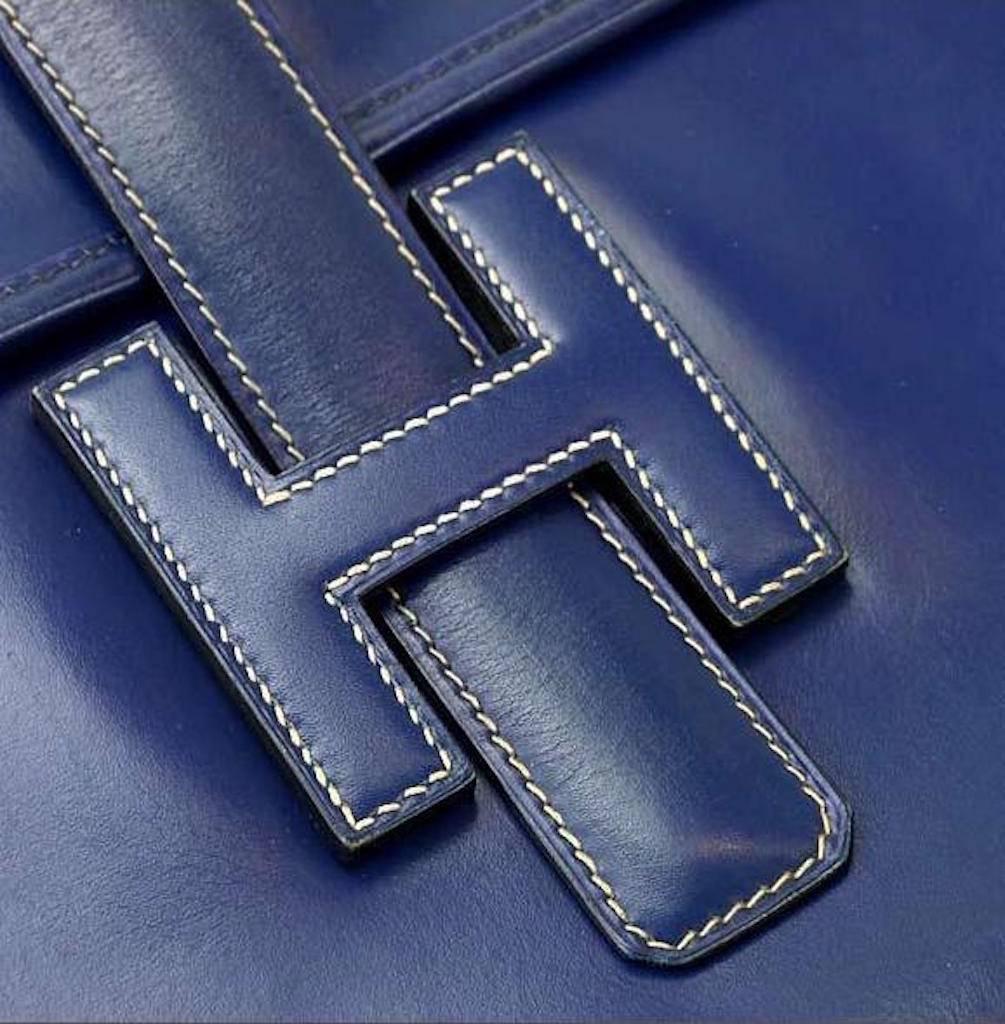 CURATOR'S NOTES

Hermes Blue Calfskin Leather Jige 'H' Evening Envelope Clutch Bag  

Box calf leather
Canvas interior
Belt closure
Made in France
Measures 11.4" W x 7.9" H x 1" D 
Date code Circle 0 (1985)