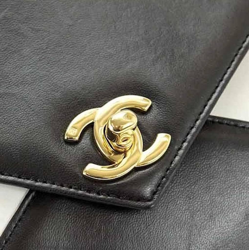 CURATOR'S NOTES

There are two kinds of Chanel afficionados in this world: Those who wish they had this vintage classic. And you.

Leather
Gold hardware
Turnlock closure
Made in France
Measures 8.9