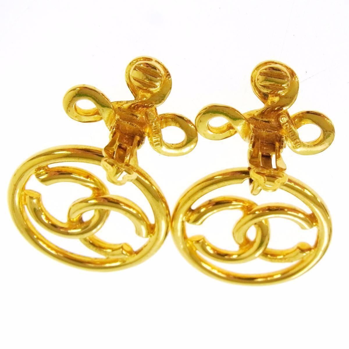 Chanel Vintage Gold Curly Spiral Charm Dangle Drop Hoop Earrings In Good Condition In Chicago, IL