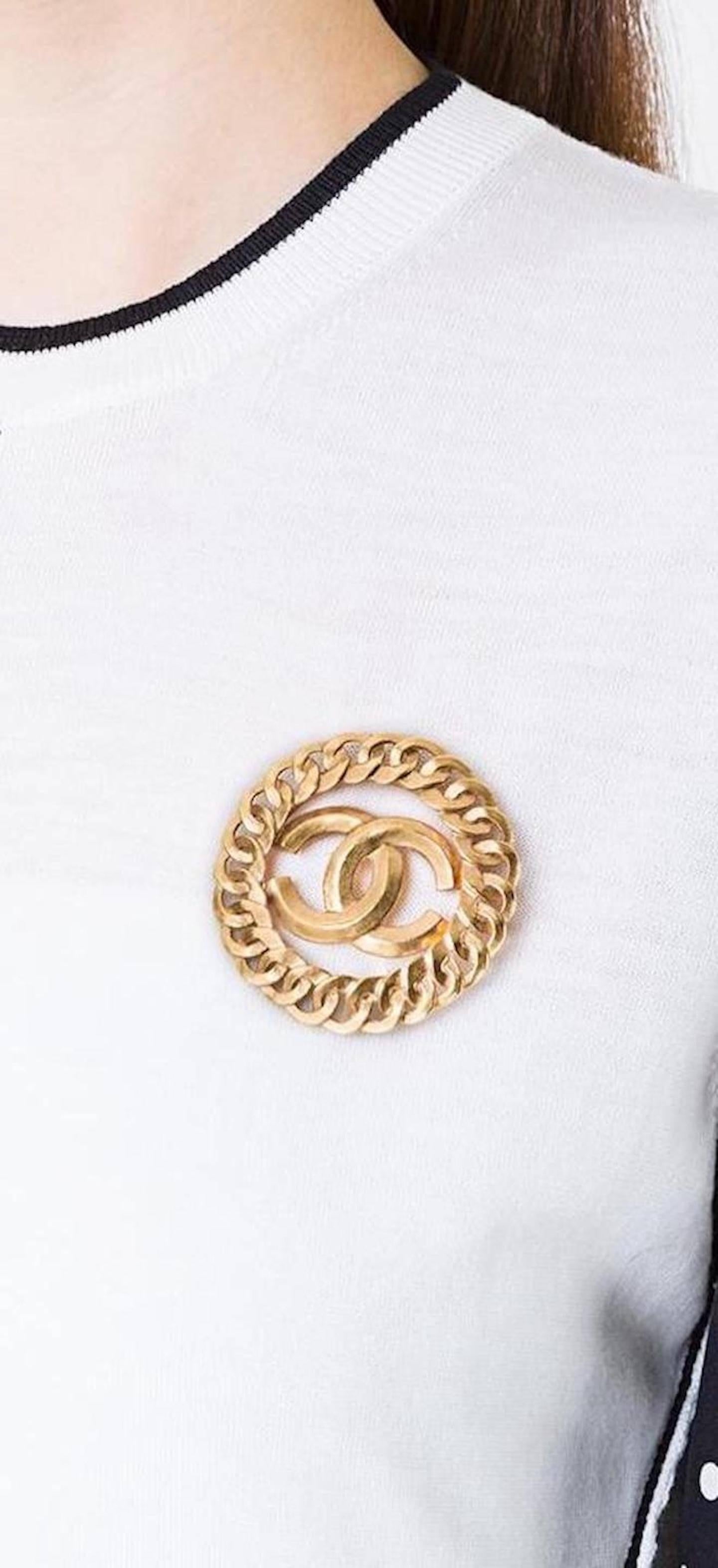 CURATOR'S NOTES

Chanel Vintage Gold Chain Link Signature Charm Pin Brooch

Metal
Gold tone
Pin closure
Made in France
Diameter 1.6"