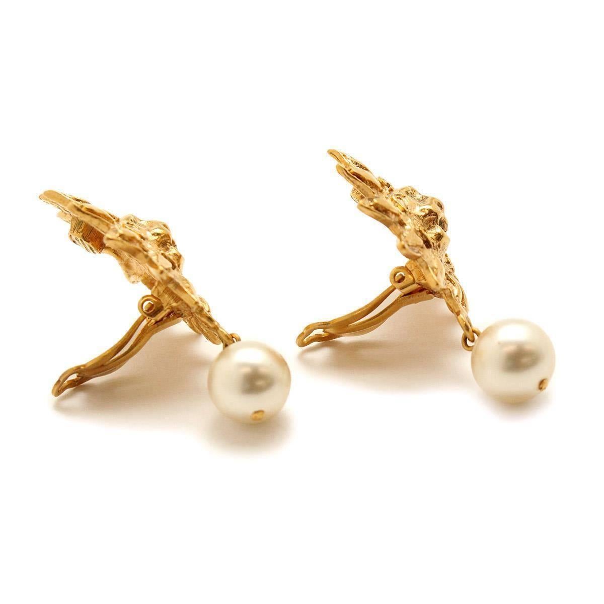 CURATOR'S NOTES

Metal
Gold tone
Faux pearl
Clip on closure
Width 1.5