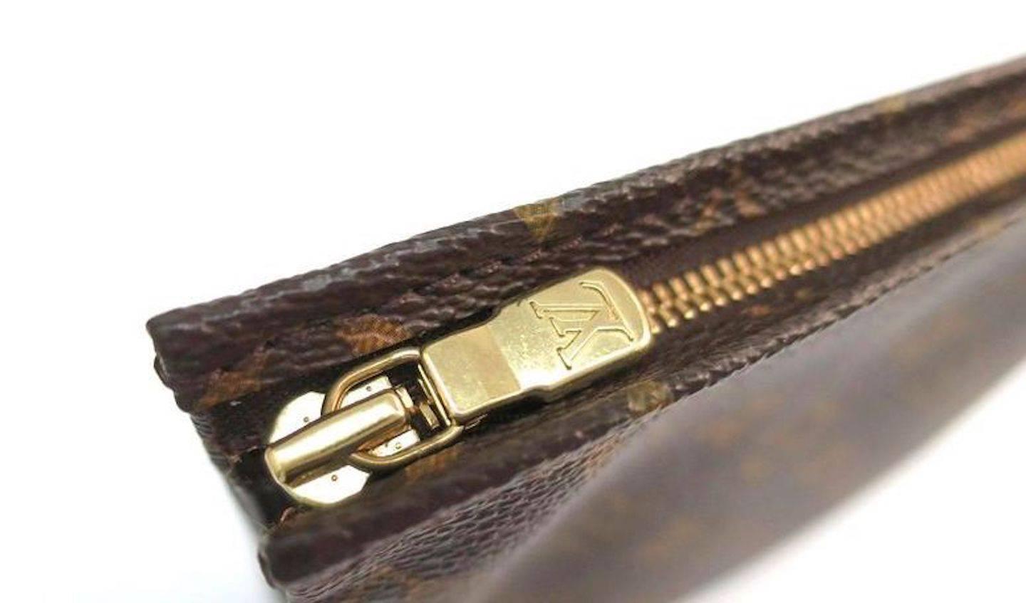 CURATOR'S NOTES

Monogram canvas
Gold tone hardware
Zipper closure
Made in France
Date code TH2058
Measures 10