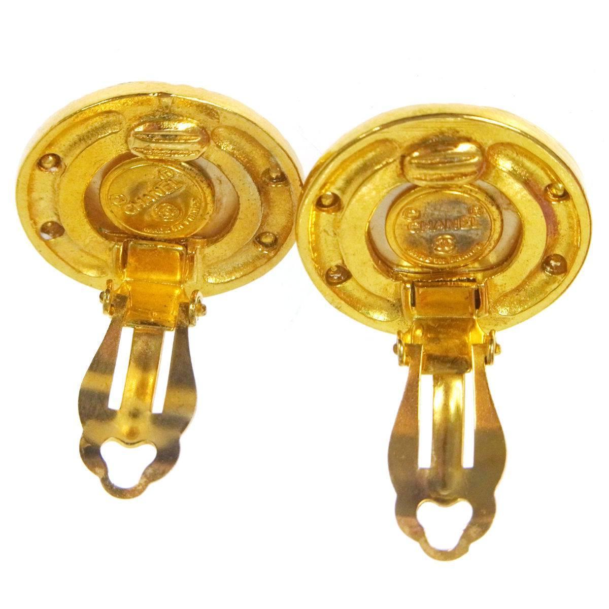 Chanel Vintage Gold Round Ball Pearl Button Stud Earrings  In Excellent Condition In Chicago, IL