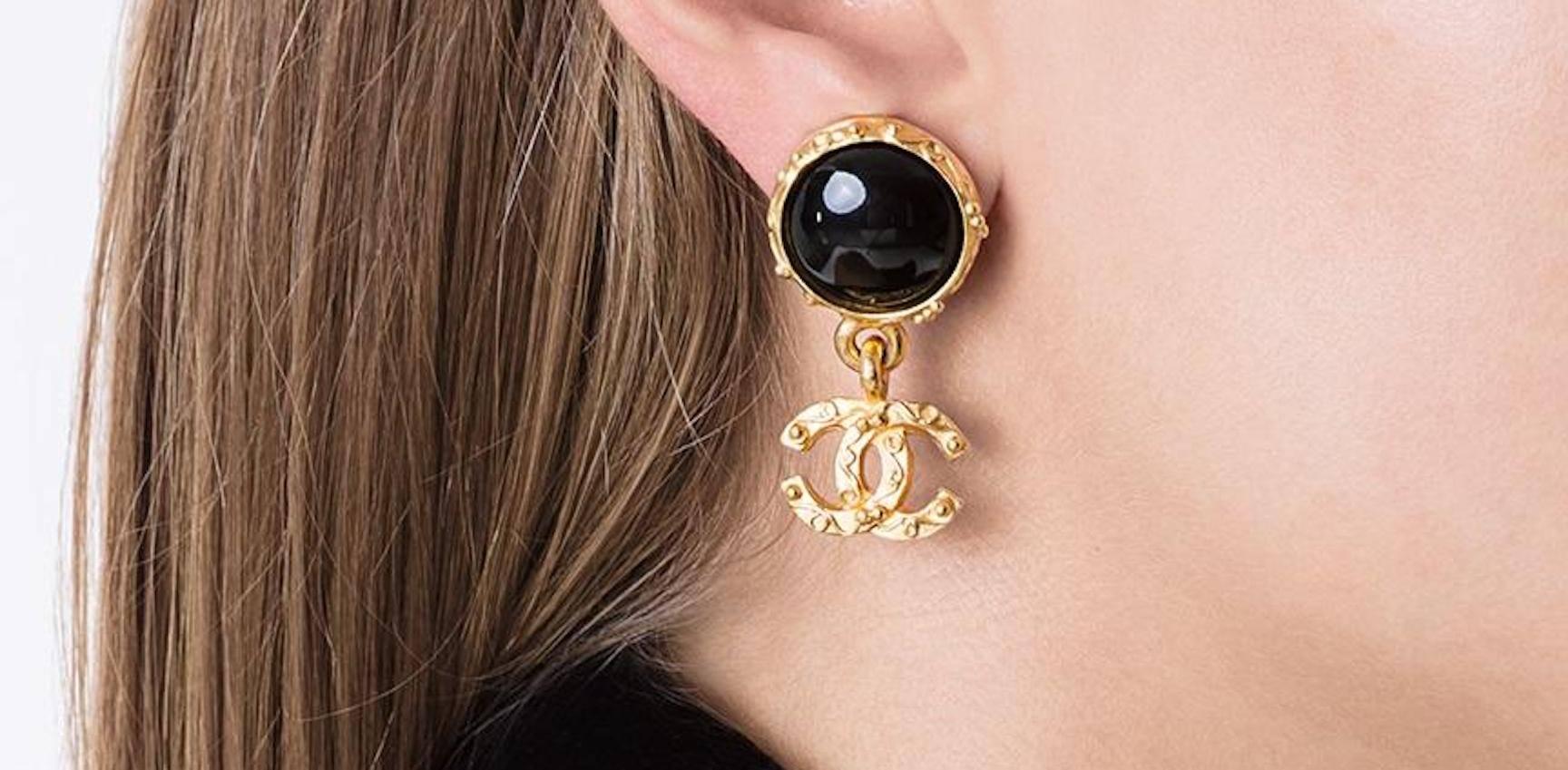 Chanel Vintage Black Round Button Gold Charm Evening Dangle Drop Earrings

Metal
Gold tone
Clip on closure
Made in France
Width ~1"
Drop 1.5"