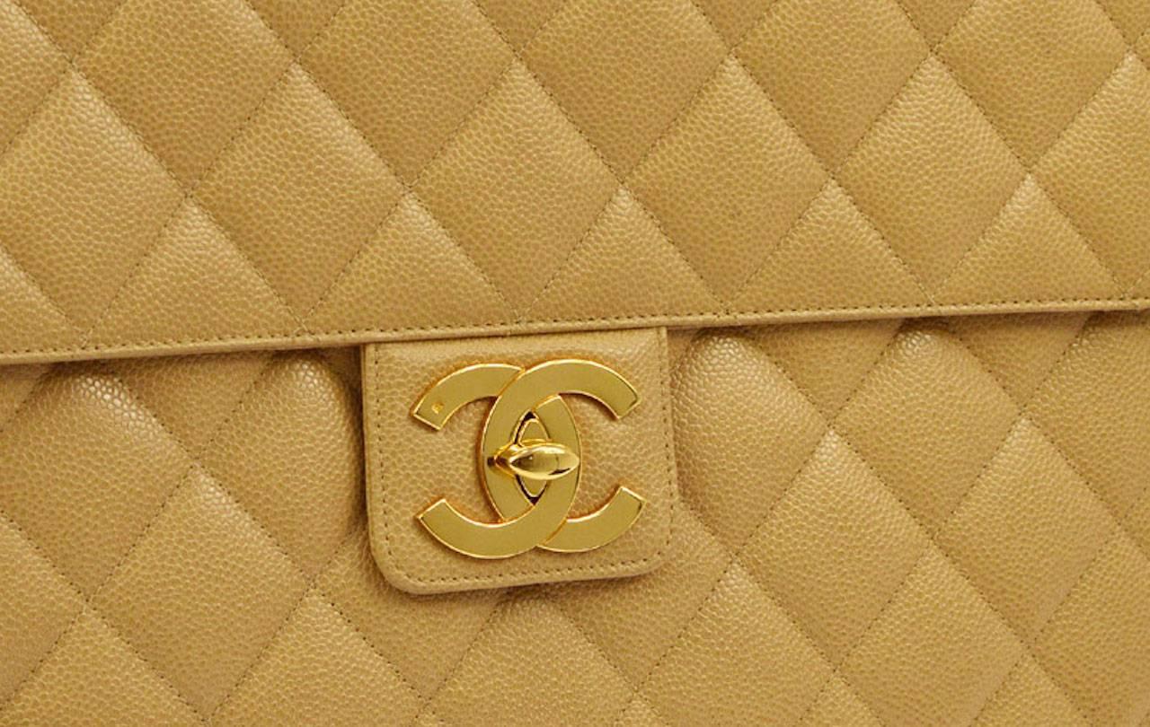 CURATOR'S NOTES

WOW! Our best and final price reduction for a limited time only!

Absolutely breathtaking and well preserved, gorgeous vintage Chanel nude briefcase fearing large signature CC flap.  

Caviar
Gold tone hardware
Turnlock