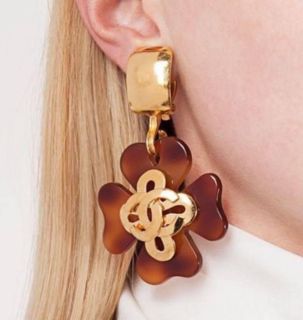 Chanel Vintage Gold Brown Clover Large Evening Dangle Drop Statement Earrings

Metal
Gold tone
Plastic
Clip on closure 
Made in France
Width 2"
Drop 3.5"