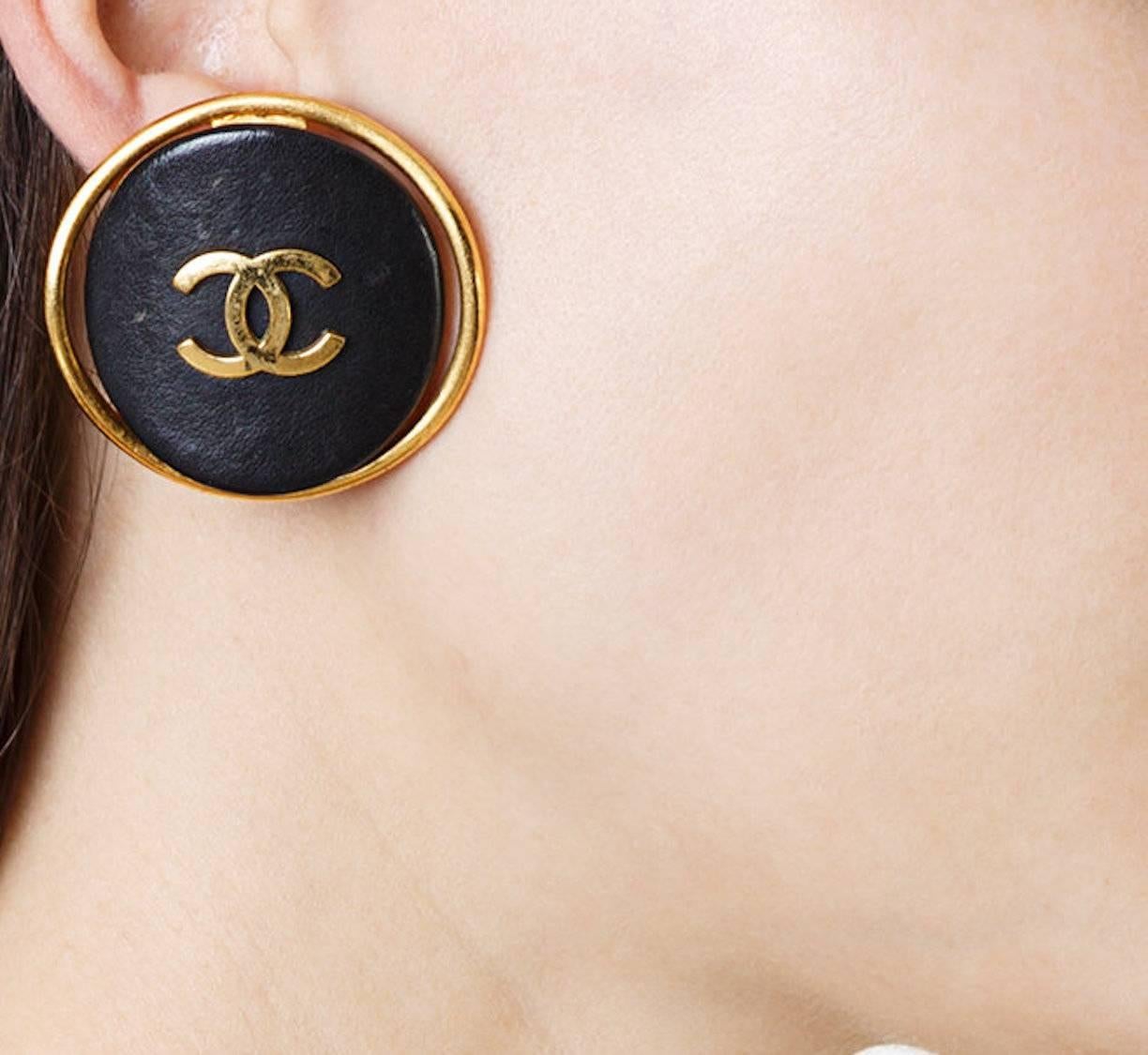 Chanel Vintage Rare Charm Leather Round Button Stud Cage Evening Earrings in Box
Leather
Metal
Gold tone
Clip on closure
Made in France
Measures 1.5