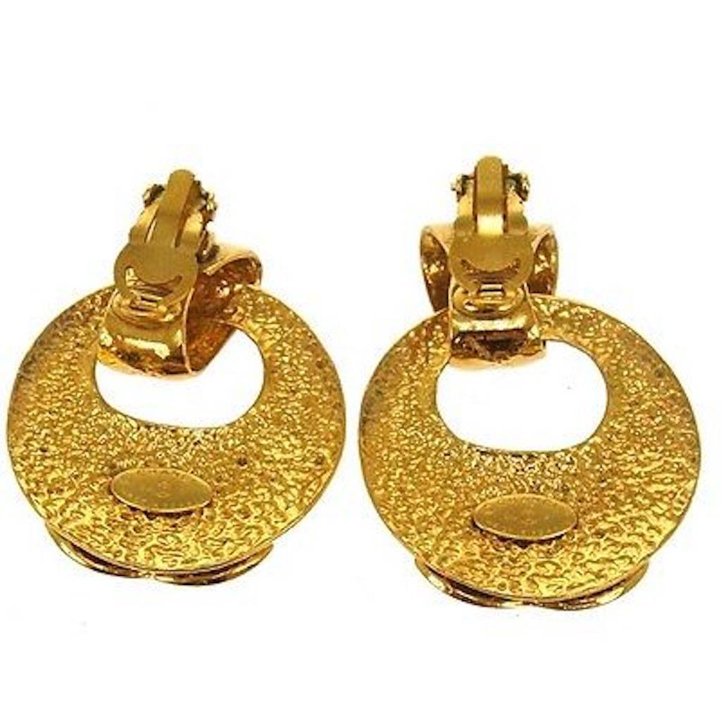 Chanel Vintage Gold Logo Doorknocker Evening Large Drop Dangle Hoop Earrings

Metal
Gold tone
Clip on closure
Made in France
Width 1.5"
Drop 2"