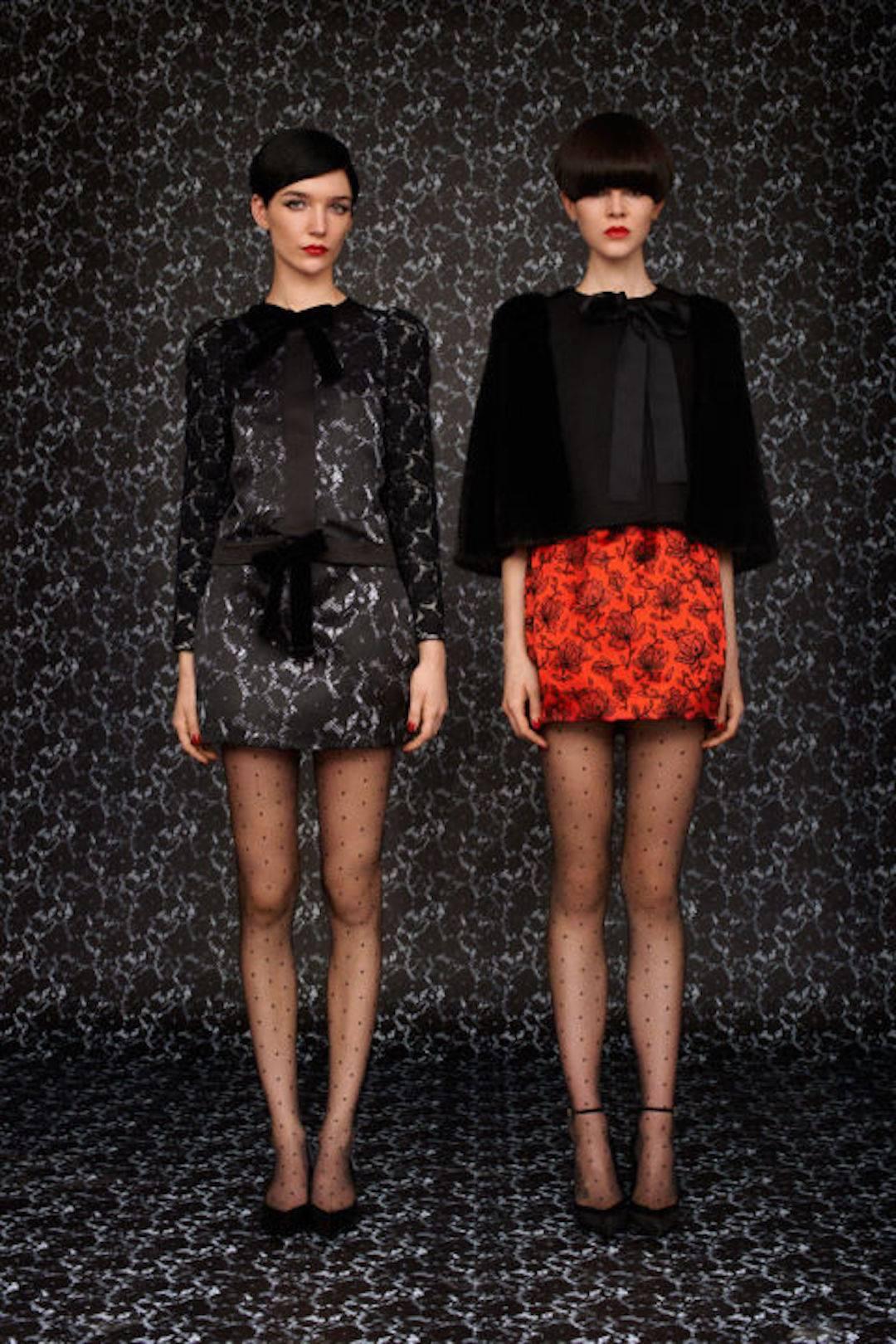 CURATOR'S NOTES

Louis Vuitton NEW Runway Black Lace Jacquard Evening Cocktail Skirt Jacket Suit  

- Jacket - 
Velvet bow accents at front
Floral knit jacquard 
Lace print panels at front
Logo snap closures at front
Fabrication 48% Wool, 29%