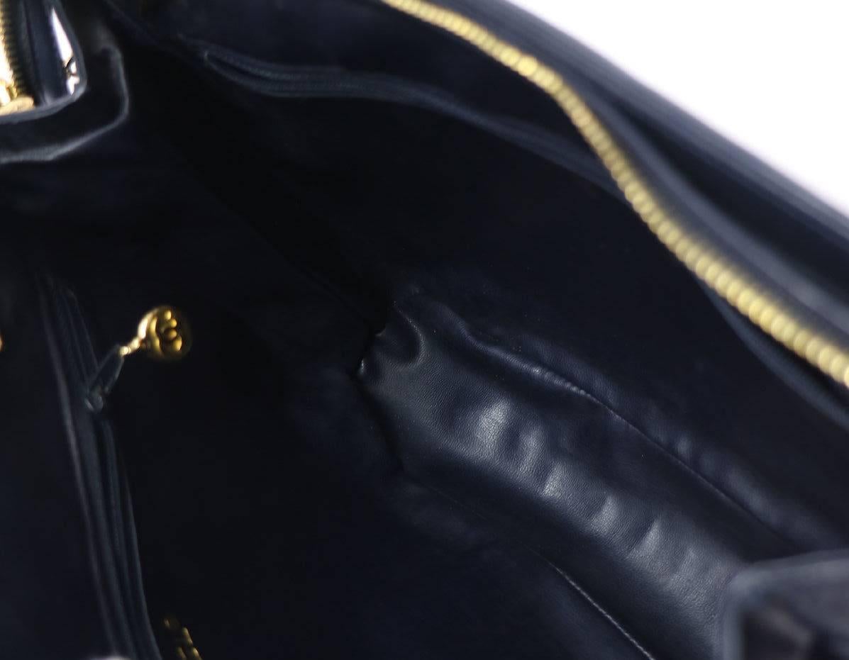 Chanel Vintage Lambskin Leather Dual Slip Pocket Camera Shopper Shoulder Bag In Good Condition In Chicago, IL
