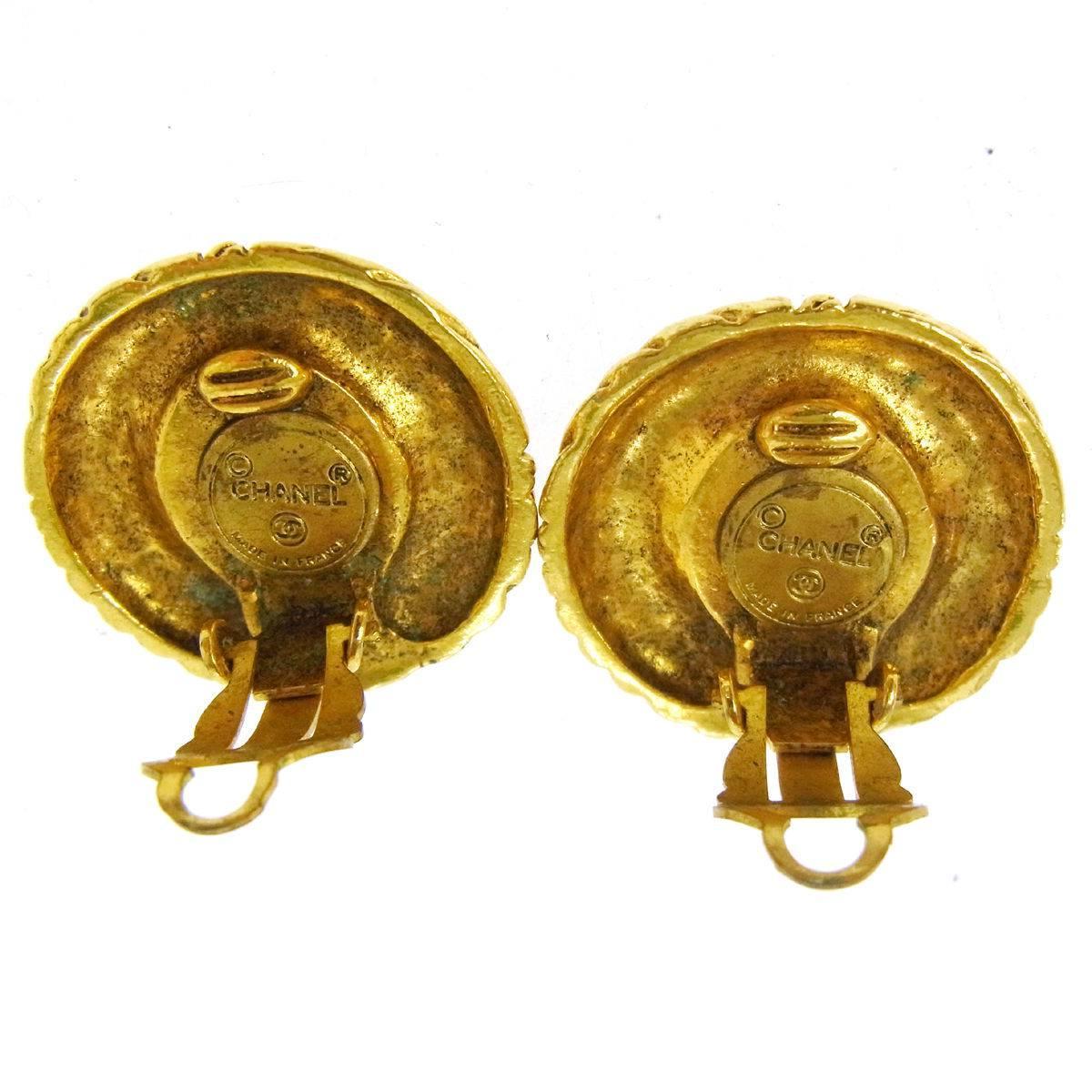 Chanel Vintage Gold Textured Stud Evening Earrings

Metal
Gold tone
Clip on closure
Made in France
Diameter 1"