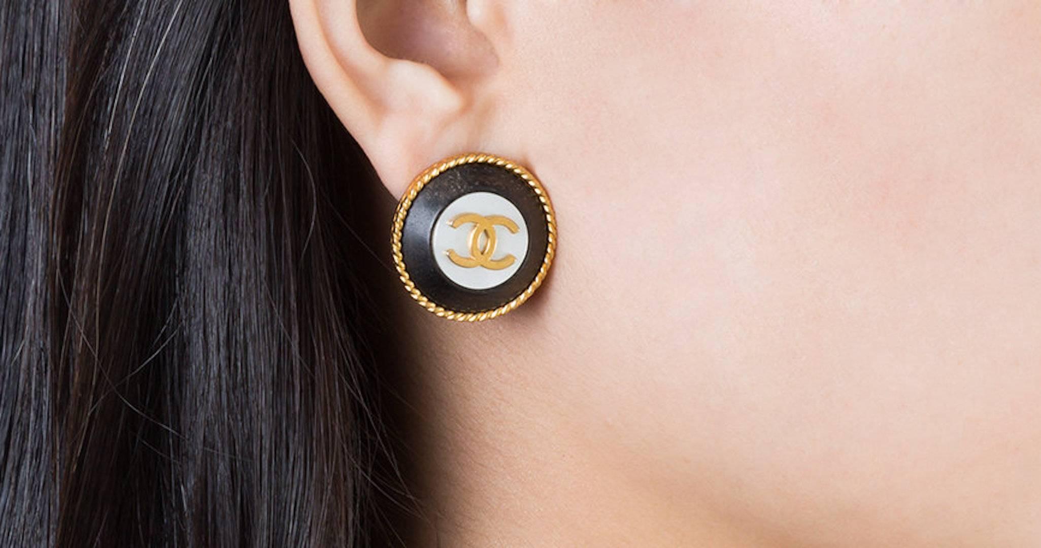 Chanel Vintage Gold Black Enamel Evening Charm Stud Earrings

Metal
Gold tone
Enamel
Clip on closure
Made in France
Diameter 1