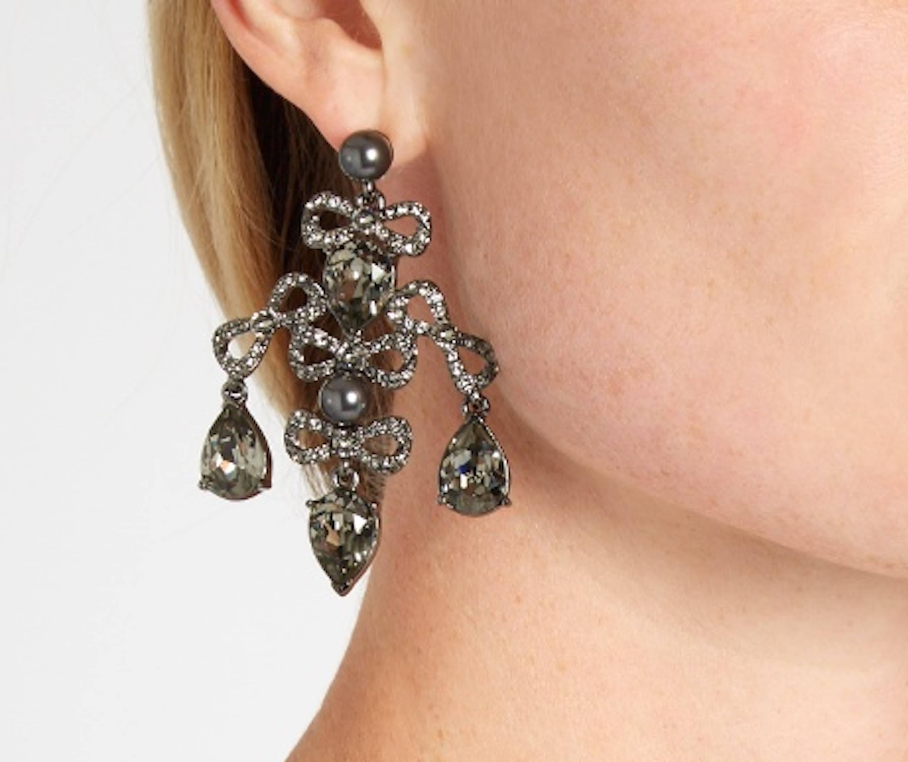 CURATOR'S NOTES

Oscar de la Renta NEW Swarovski Crystal Pearl Chandelier Evening Earrings  

Gunmetal
Swarovski crystal centre
Faux crystal pearl top 
Pierced ear post closure
Made in USA
Width 1.75"
Drop 2.75"