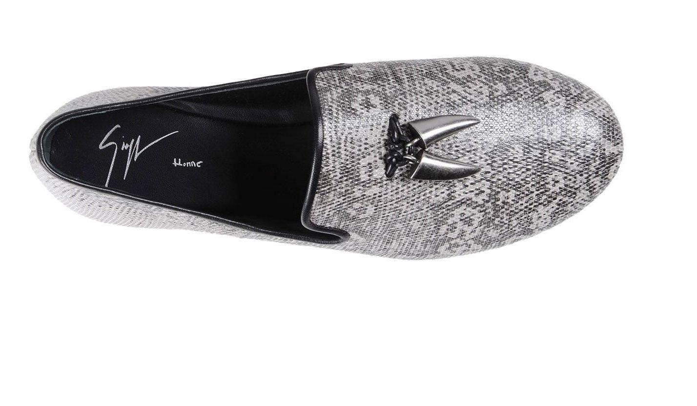 CURATOR'S NOTES

Giuseppe Zanotti New Men's Black White Silver Smoking Slippers Loafers in Box  

Size IT 44 (US 11)
Leather
Leather lining
Silver tone hardware
Made in Italy
Heel height 0.50"
Includes original Giuseppe Zanotti box