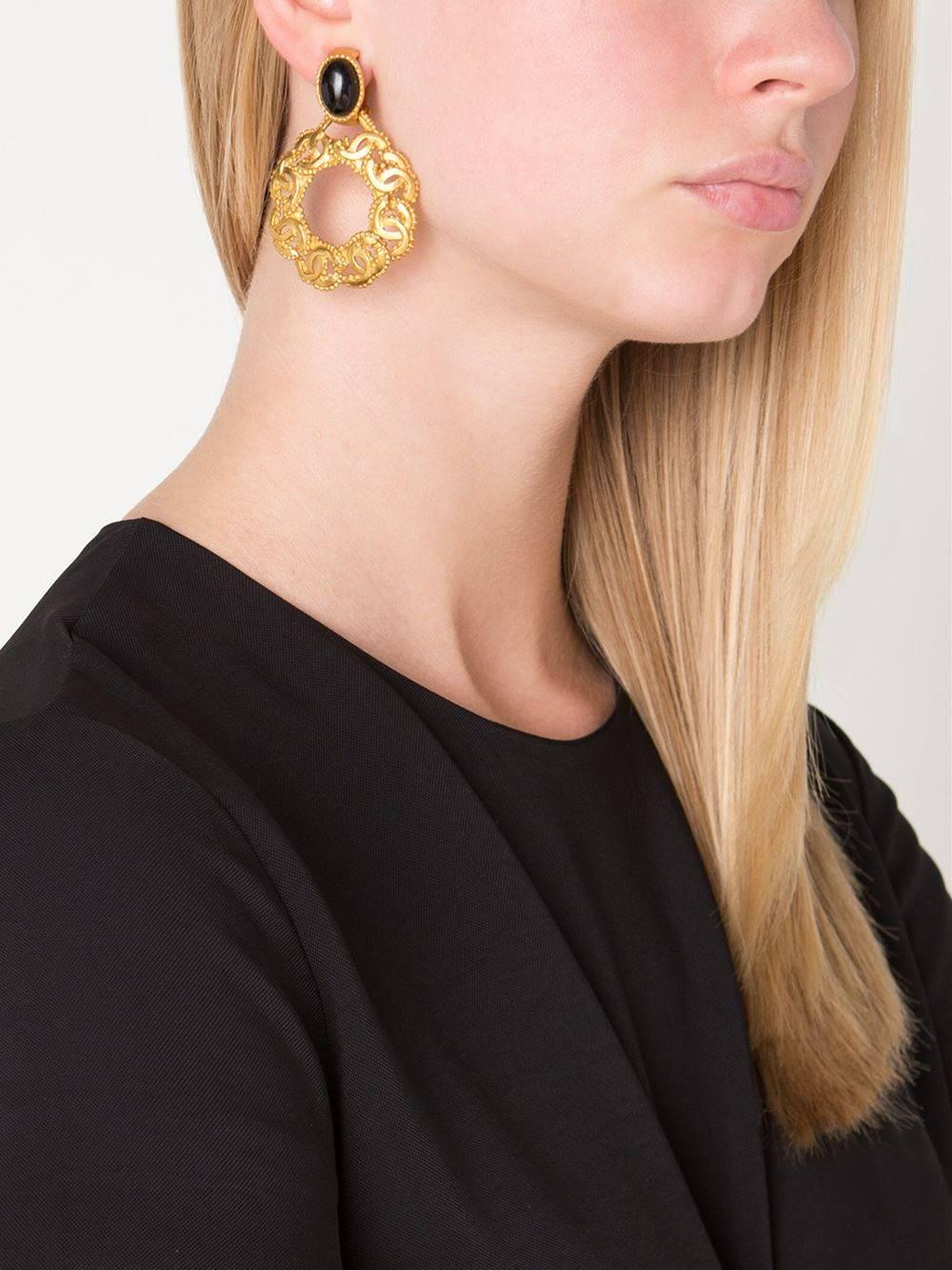 CURATOR'S NOTES

CHANEL Vintage Gold Round Charm Filigree Chain Hoop Evening Earrings in Box  

Metal
Enamel
Gold tone
Clip on closure
Made in France
Width 1.75"
Drop 2.5"
Includes original Chanel box