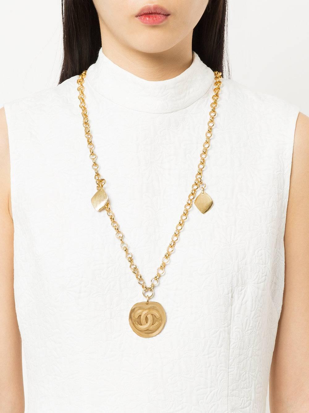 Chanel Gold Charm Chain Link Drape Drop Evening Statement Necklace 

Metal
Gold tone
Hook closure
Made in France
Charm diameter 1.5"
Chain length 31.5"