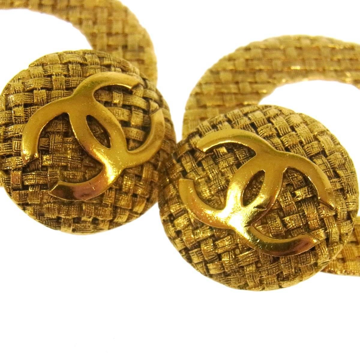Chanel Gold Large Textured Metal Round Hoop Doorknocker Drop Earrings

Metal
Gold tone
Clip on closure
Made in France
Width 1.75