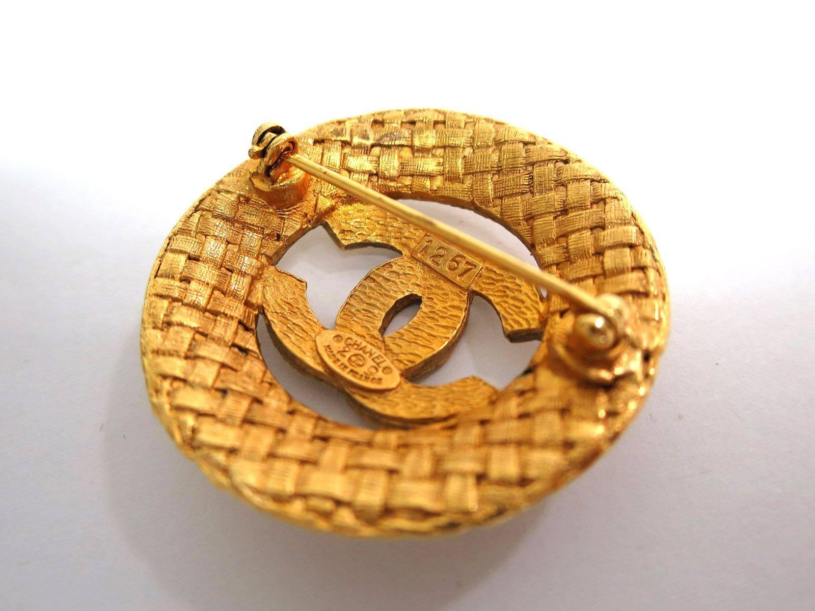 Chanel Gold Textured Logo Round Evening Pin Brooch in Box

Metal
Gold tone
Turn lock pin closure
Made in France
Measures 1.5