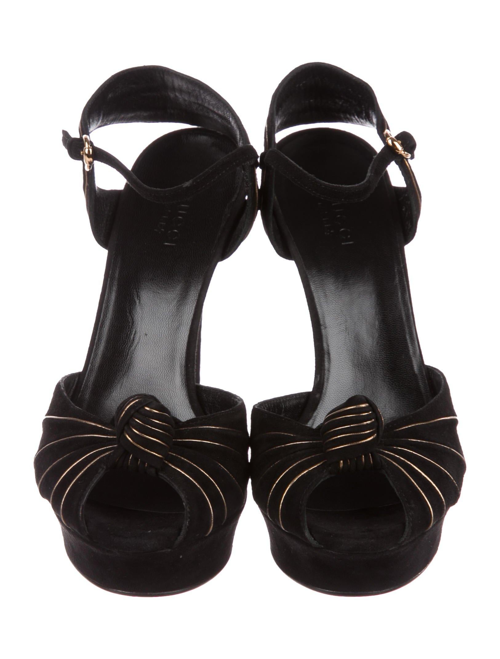 Gucci NEW Black Suede Gold Stitch Bow Evening Sandals Heels in Box

Size IT 36
Suede
Gold detail
Ankle buckle closure
Heel height 4.75