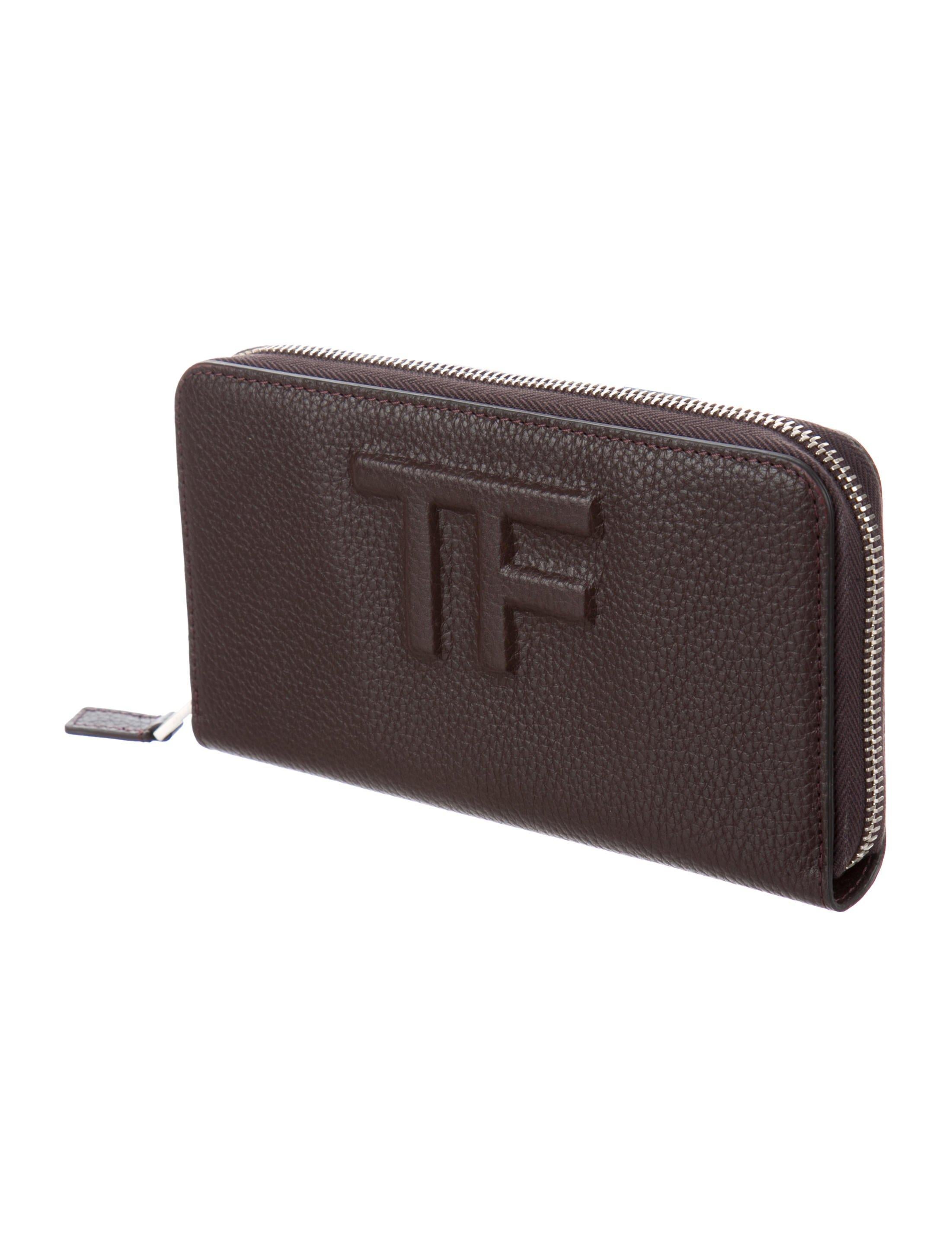Tom Ford NEW Brown Leather Logo Zip Around Clutch Wallet 

Leather 
Silver tone hardware
Leather lining
Made in Italy
Features cash slots, zipper pocket, twelve card slots 
Measures 7.5