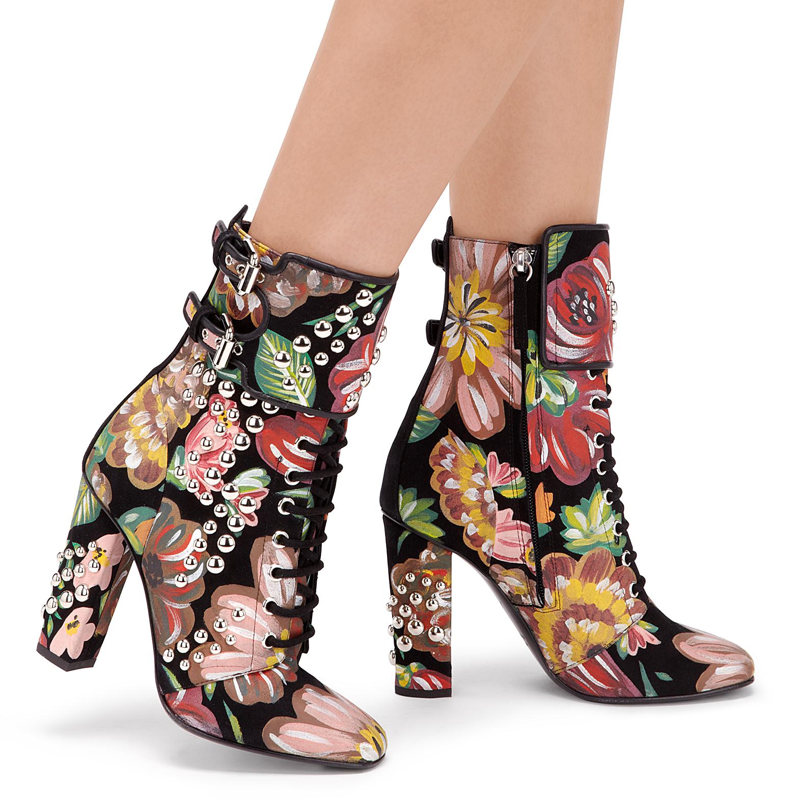 Giuseppe Zanotti NEW Hand Painted Floral Leather Chunky Block Heel Boots in Box

Size IT 40
Leather
Gold tone hardware
Zip and buckle closures
Made in Italy
Heel height 4