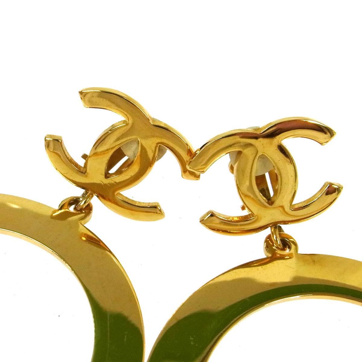 Chanel Rare Vintage Gold Charm Oversize Large Doorknocker Drape Drop Evening Earrings

Metal
Gold tone
Clip on closure
Width 2.5