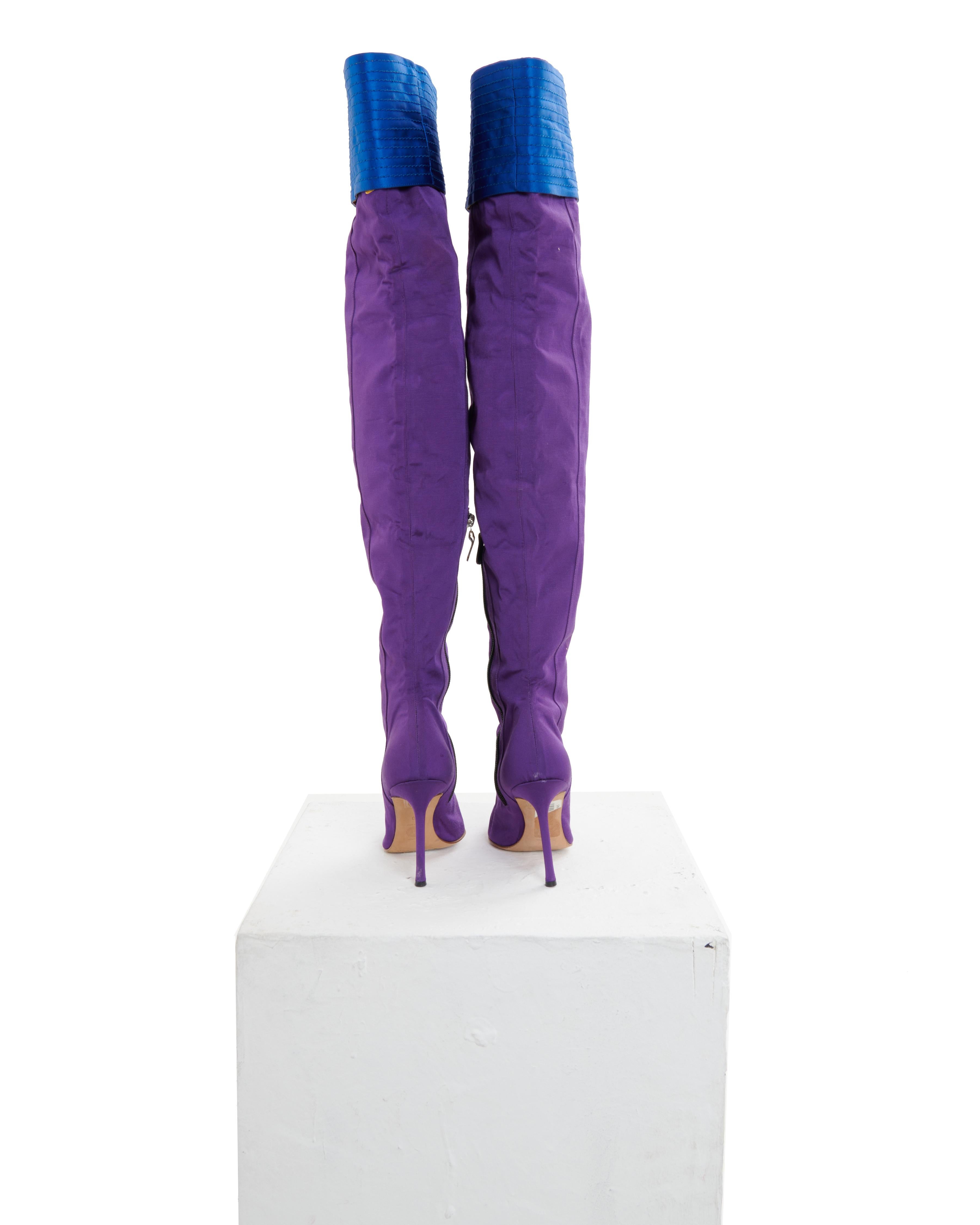 Gianni Versace by Donatella S/S 2003 Runway purple and blue knee hight stiletto en Excelente estado para la venta en Milano, IT