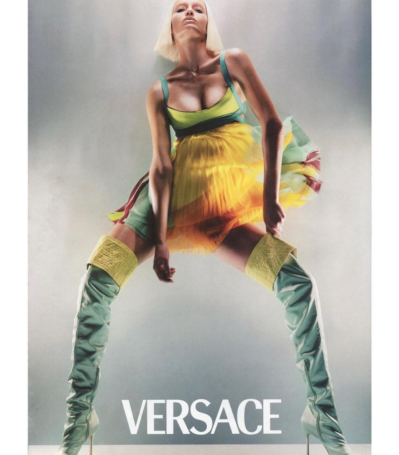 Gianni Versace by Donatella S/S 2003 Runway purple and blue knee hight stiletto en venta 3