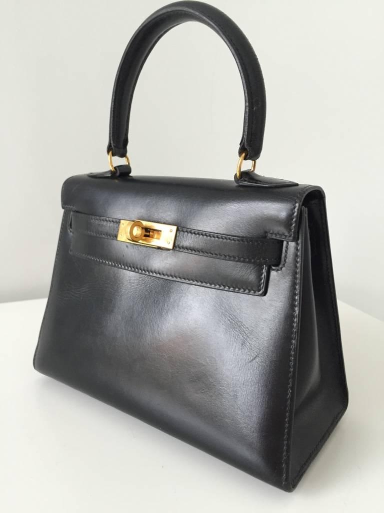 COLLECTORS ITEM!

Good condition Hermes Kelly Sellier 20 cm in the iconic Hermes Black Box leather with gold hardware. S stamp in circle which indicates production year 1989.

Hermes has discontinued  20 cm Kelly handbags making this Hermes