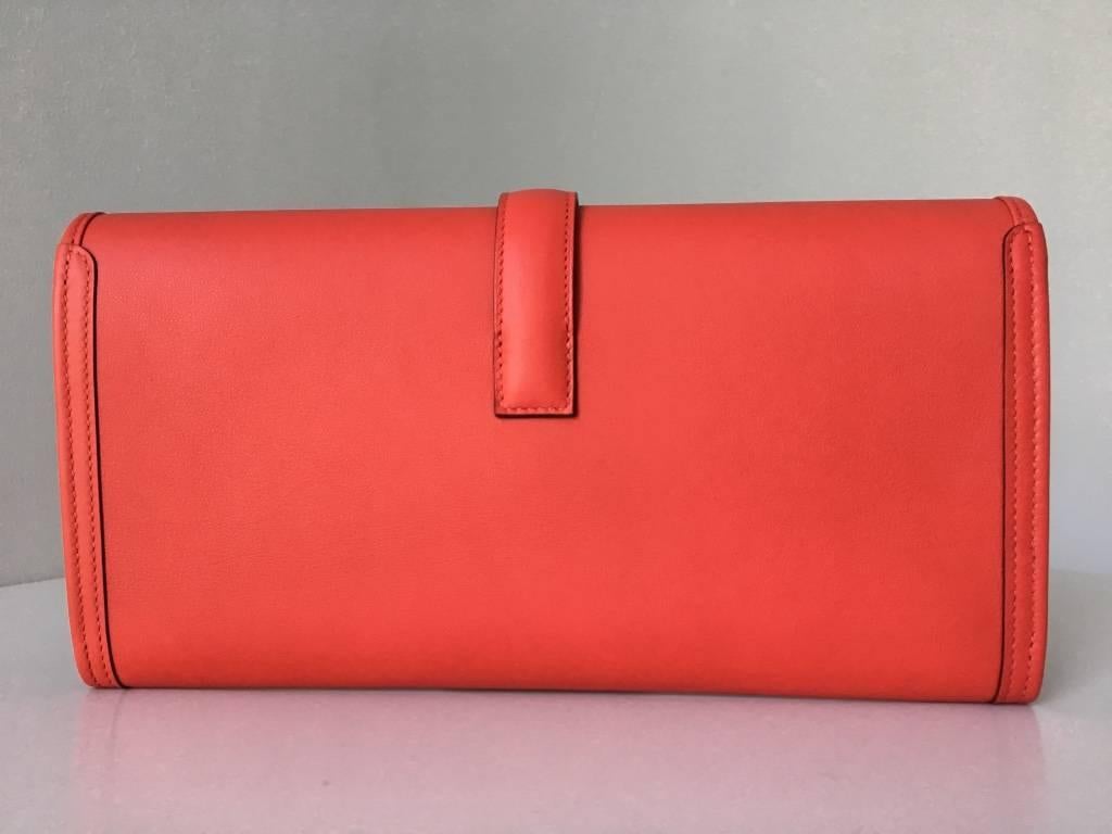 BNIB Jige Elan 29 cm made in rouge vermillon swift leather.

This authentic clutch comes with dust bag in box with ribbon.

We ship super fast. Europe next day delivery. USA, Middle East and Asia delivery within 3 days.