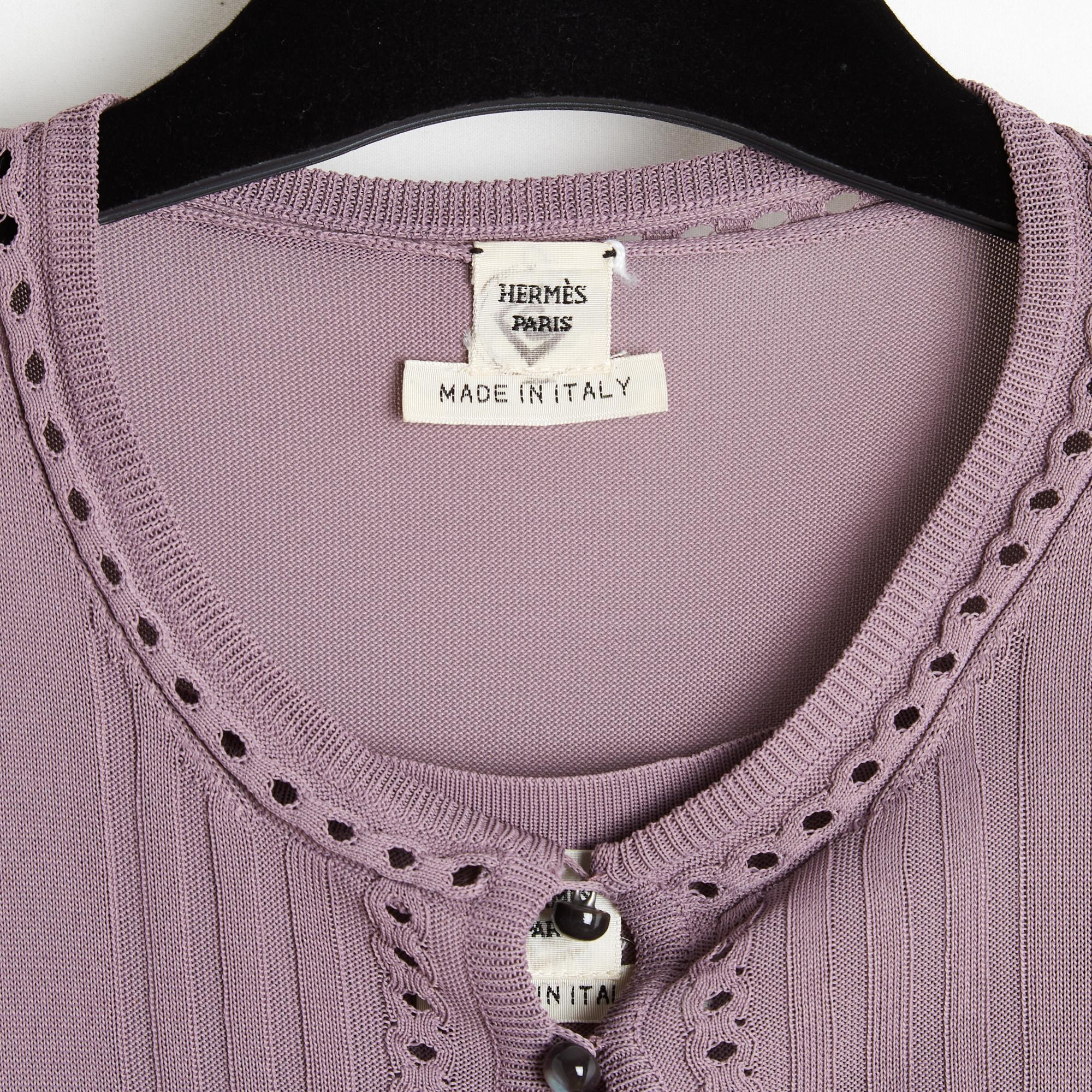 Set gemello di Hermès in maglia di viscosa viola composto da un top con scollo rotondo sul davanti, senza maniche, e da un cardigan con scollo rotondo chiuso sul davanti da 12 bottoni alla caviglia e decorato con una maglia traforata, con maniche a