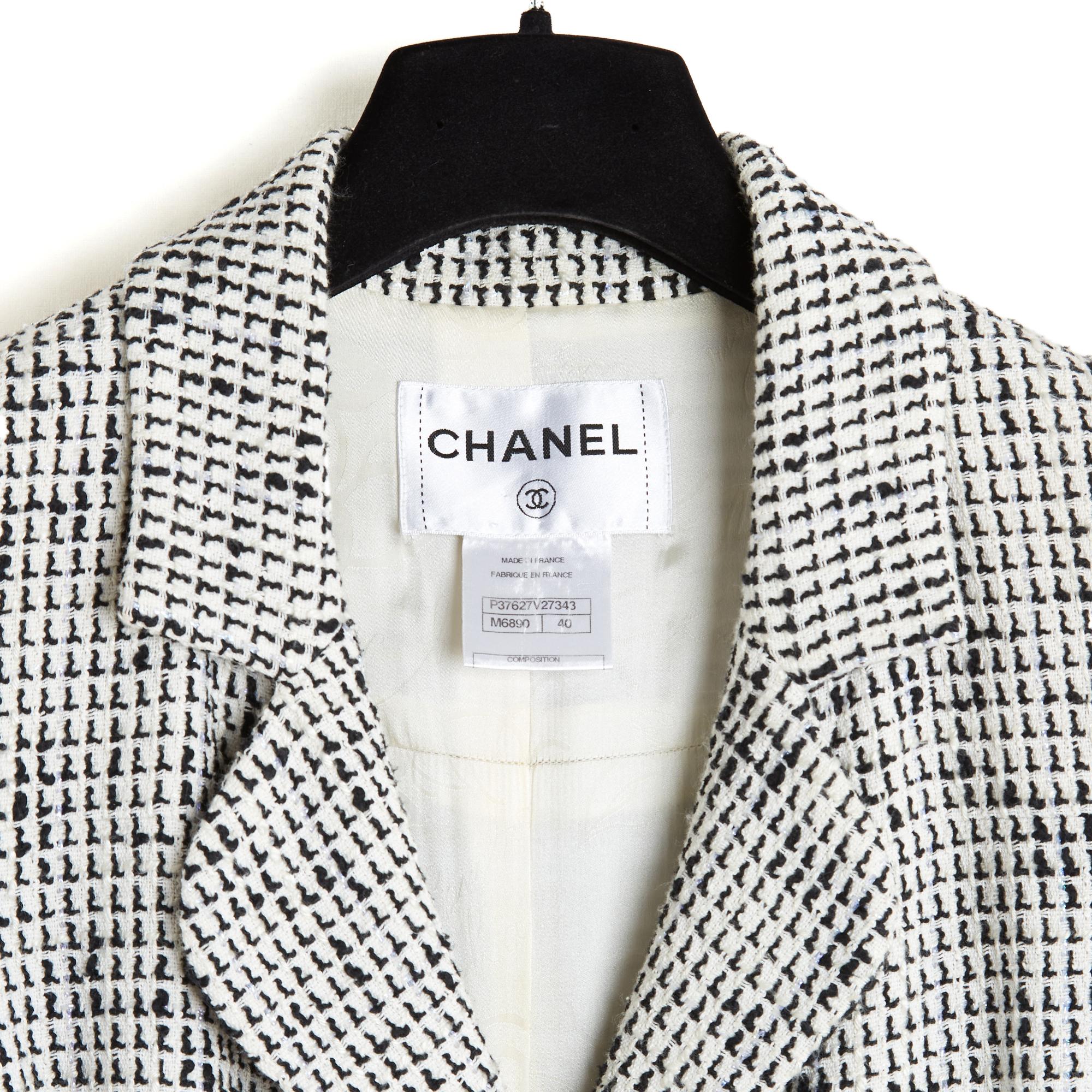 Chanel 2010 Jacke aus weißem und schwarzem Baumwoll-Tweed, lang, mit kurzen Ärmeln, gekerbtem Kragen, der mit 2 Jewell-Knöpfen geschlossen wird, 2 Schlitztaschen am ausgestellten Boden, 2 Schlitze am Rücken. Größe FR40 oder UK12 oder US8: Schultern