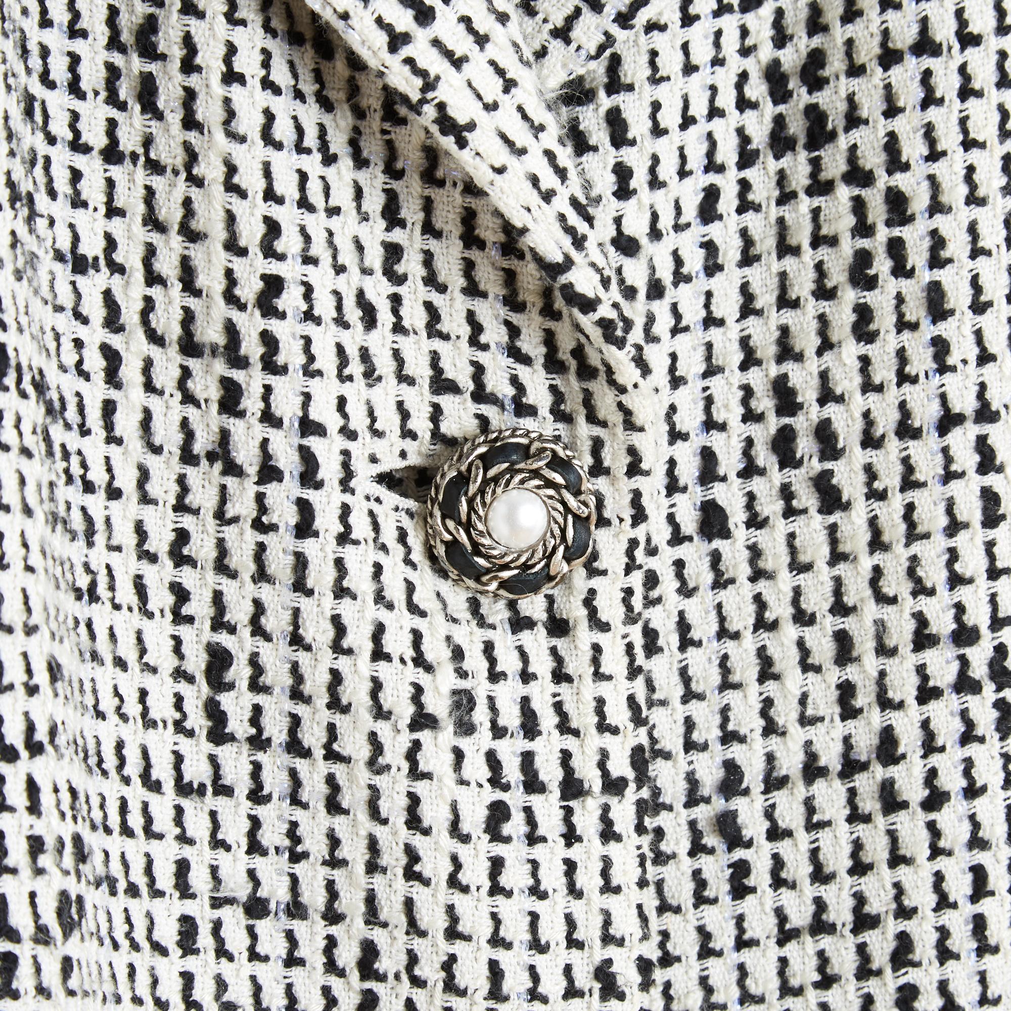 Chanel 2010 Veste FR40 Weiß Schwarz Baumwolle Tweed  Ärmellose Jacke UK12 US10 (Grau) im Angebot