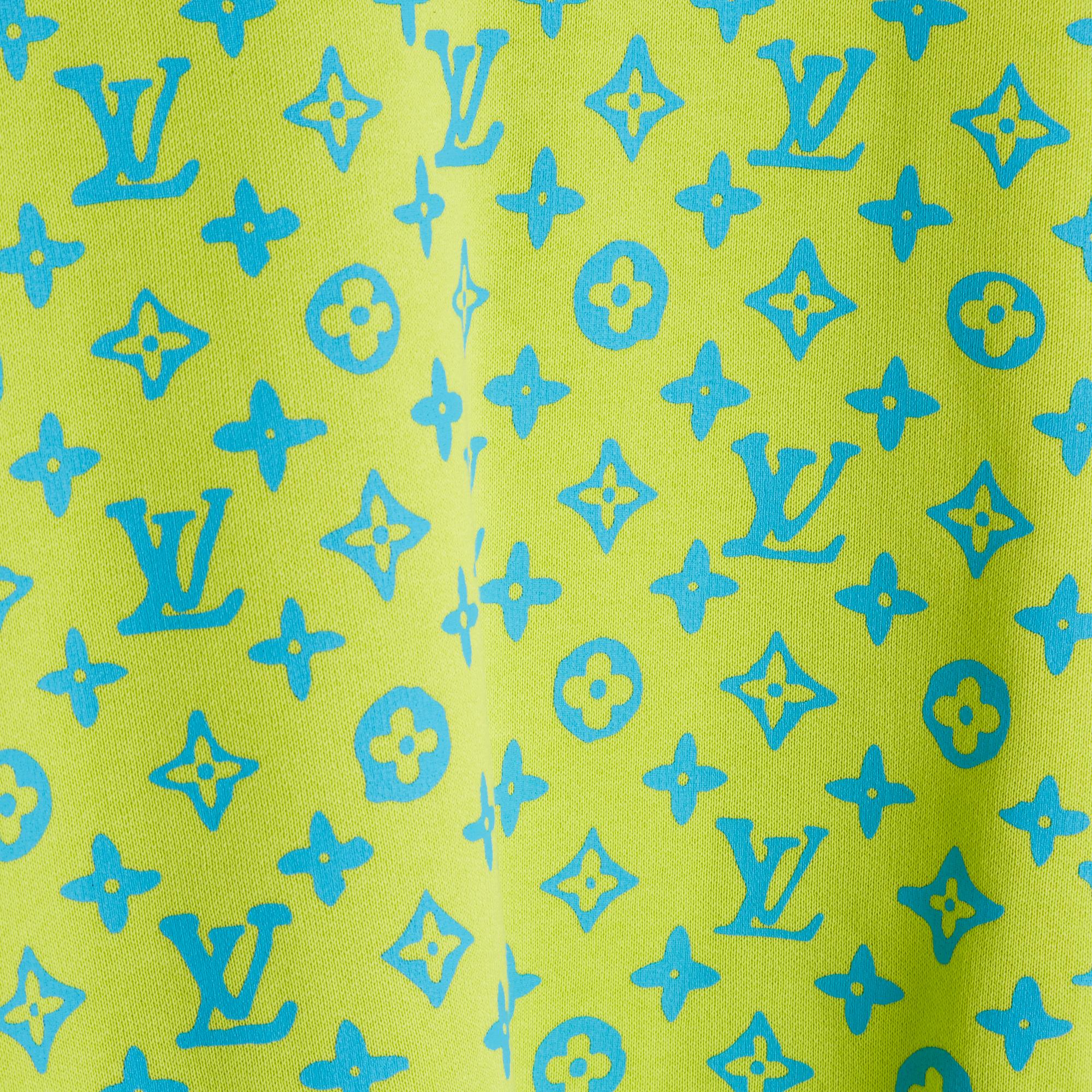 Sweat Louis Vuitton en molleton de coton vert fluo jaune imprimé du monogramme LV en bleu turquoise. Taille 3L : épaules 60 cm, poitrine 65 cm, longueur 76 cm, manches 69 cm. Ce sweat-shirt n'a jamais été porté et possède encore ses étiquettes