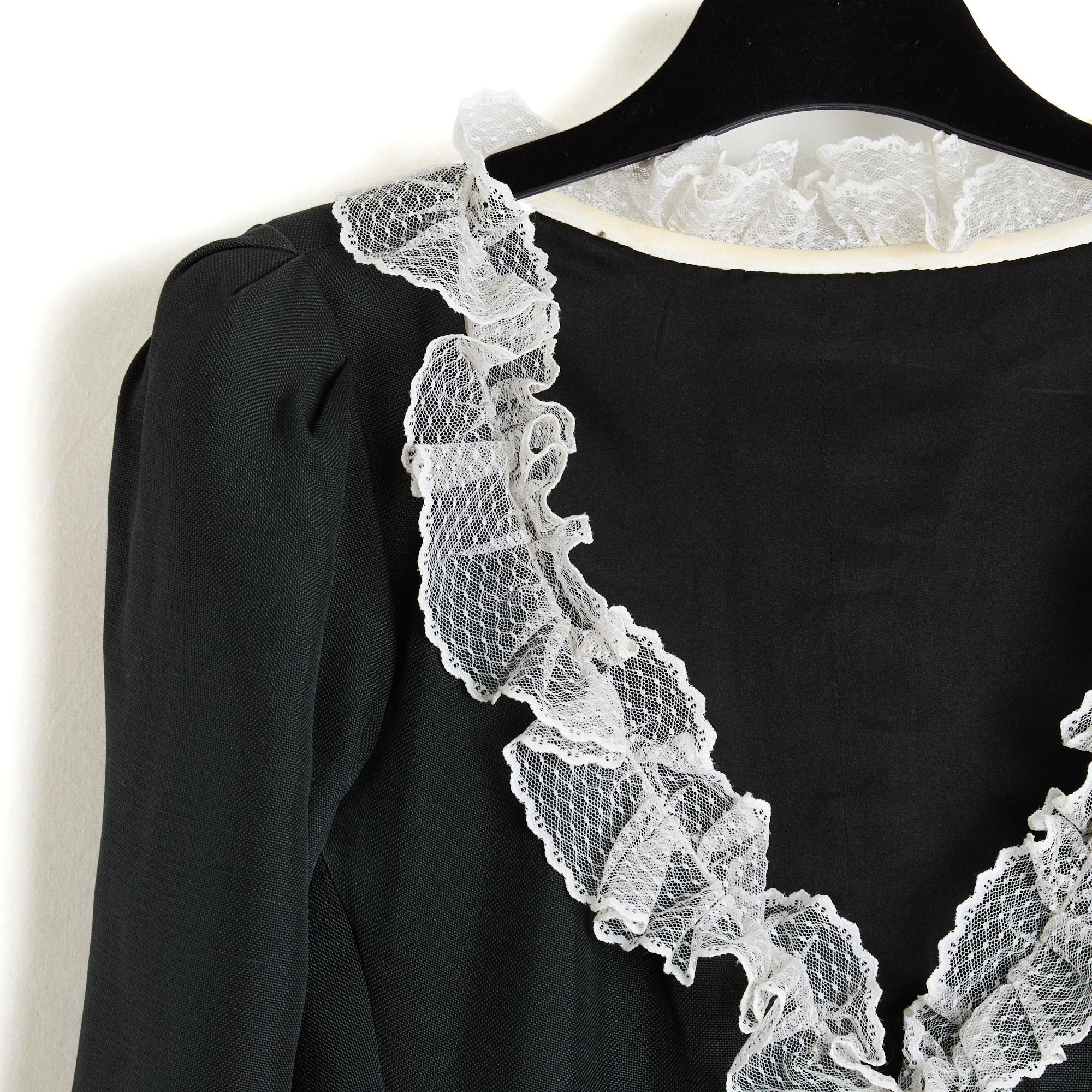 Yves Saint Laurent Haute Couture Kleid um 1960 aus (schwerem) schwarzem Seidenorganza, V-Ausschnitt mit ecrufarbener Spitze eingefasst, Brust und Taille tailliert, Glockenrock (der knapp oberhalb der Hüfte beginnt), der von einem drapierten