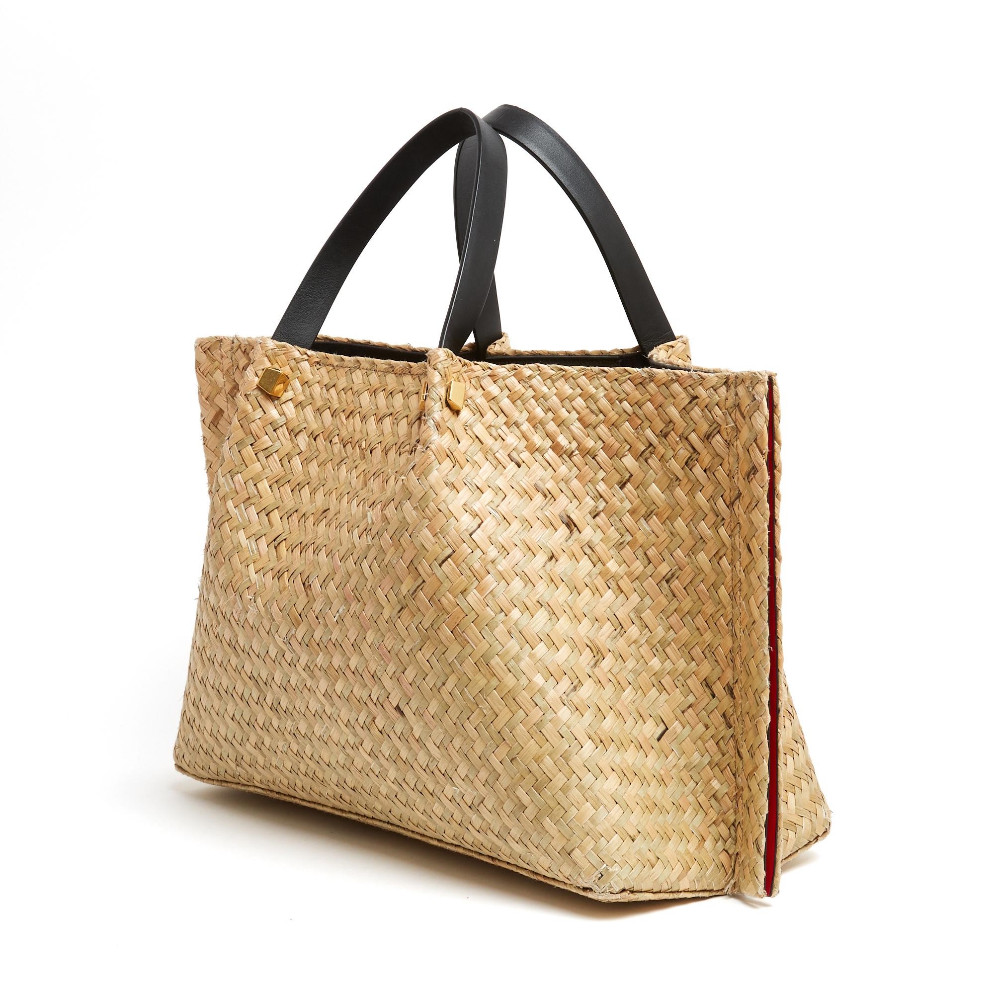 Borsa tote Escape VLogo di Valentino Garavani in paglia intrecciata e pelle nera, interno foderato in tela di cotone nera con un sacchetto in pelle rossa trattenuto da una cravatta, chiuso da una catena e da un moschettone in metallo dorato, 2
