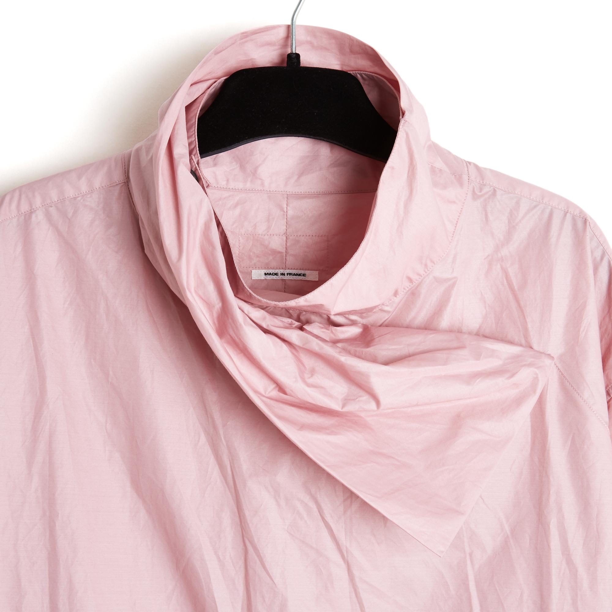 Top Hermès Camicia da uomo in popeline di cotone (67%) e poliammide rosa, collo alto chiuso da 2 bottoni in madreperla e bavero drappeggiato sul davanti, taglio dritto (appena svasato) con spacco su ogni lato, maniche lunghe chiuse da un bottone