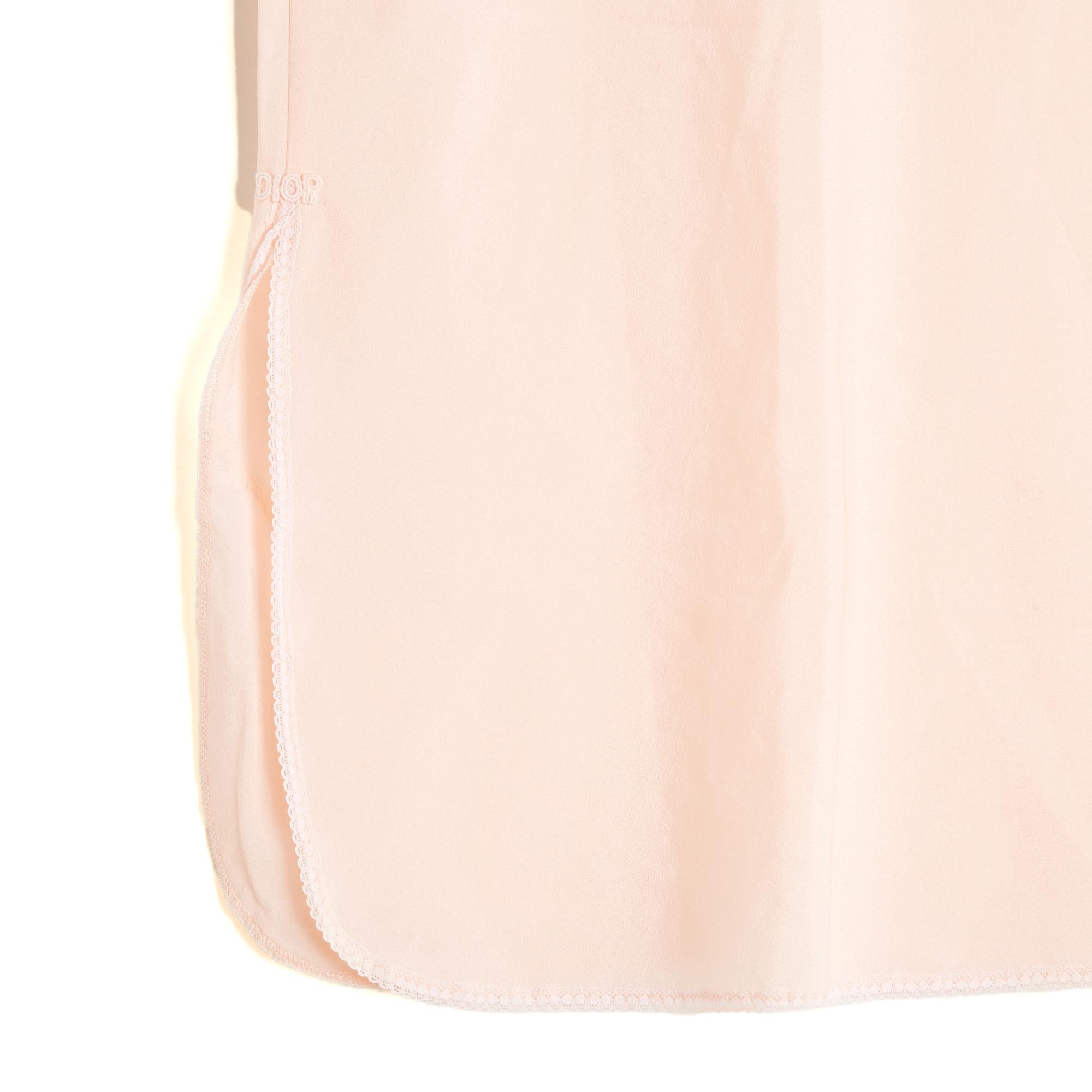 Christian Dior Lingerie Petticoat-Rock aus rosafarbenem Polyester-Crêpe, elastische Taille, leicht ausgestellt, Schlitz auf der rechten Seite, Dior-Logo mit floralem Spitzeneinsatz am unteren Ende, Rocksaum mit Mini-Krocket bestickt. Größe 38FR oder