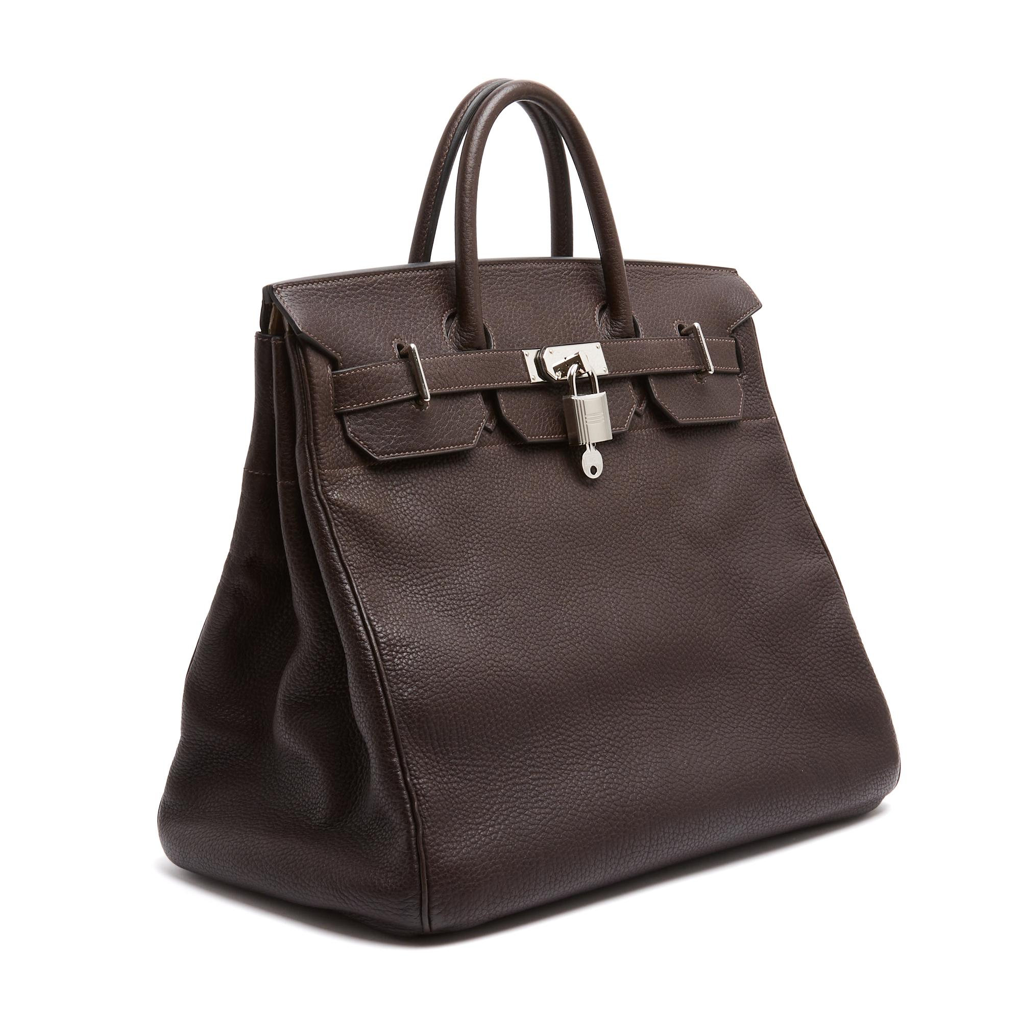 Sac Hermès modèle Haut à Courroies ou Birkin HAC taille 40 en cuir grainé marron foncé et métal argenté (palladium), intérieur en cuir assorti, cadenas, clés, dusbags, année 2008. Largeur 40 cm x hauteur 38 cm x profondeur 22 cm, poignées 38 cm. Le