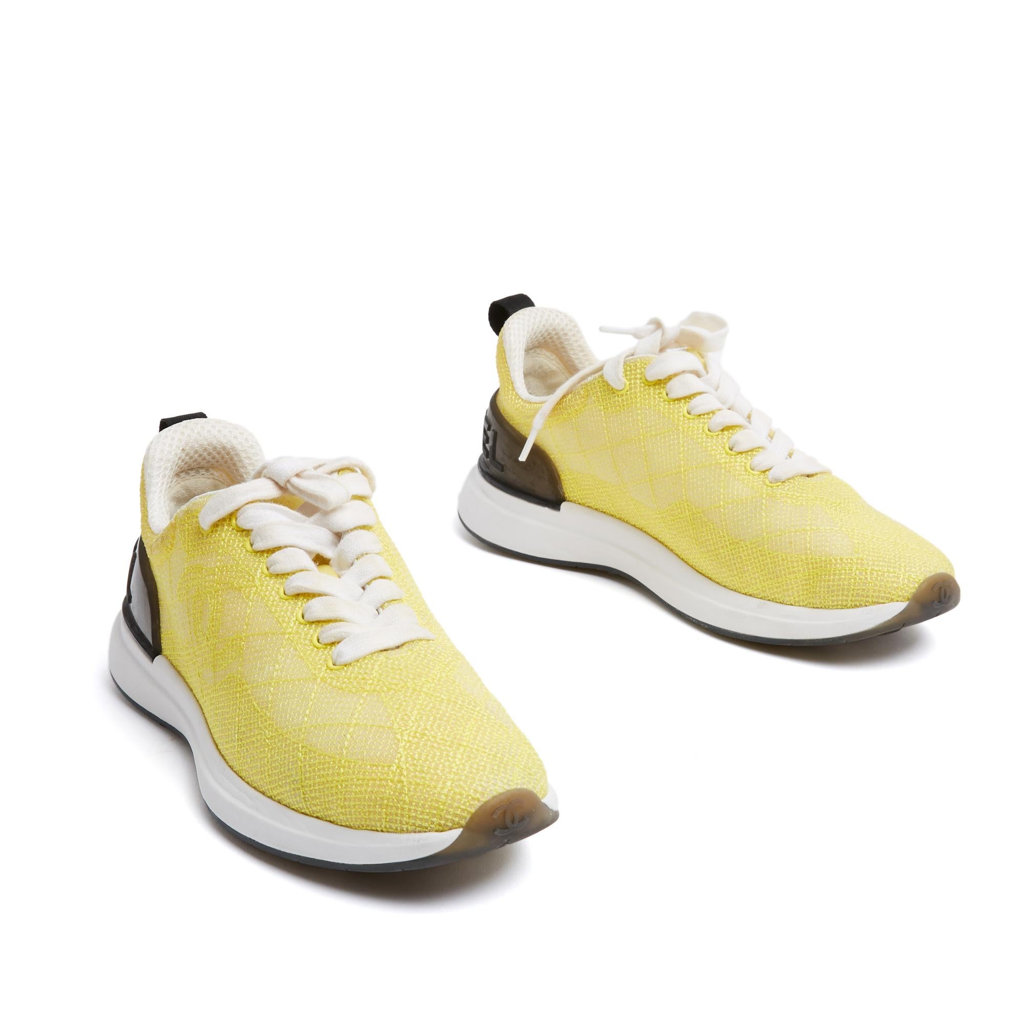 Zapatillas Chanel de lona técnica de poliamida amarilla bordada con el logotipo CC, forro y suela firmados Chanel de lona blanca y material técnico, cierre con cordones de 7 agujeros - 2 pares suministrados: uno en blanco + uno en amarillo - suela
