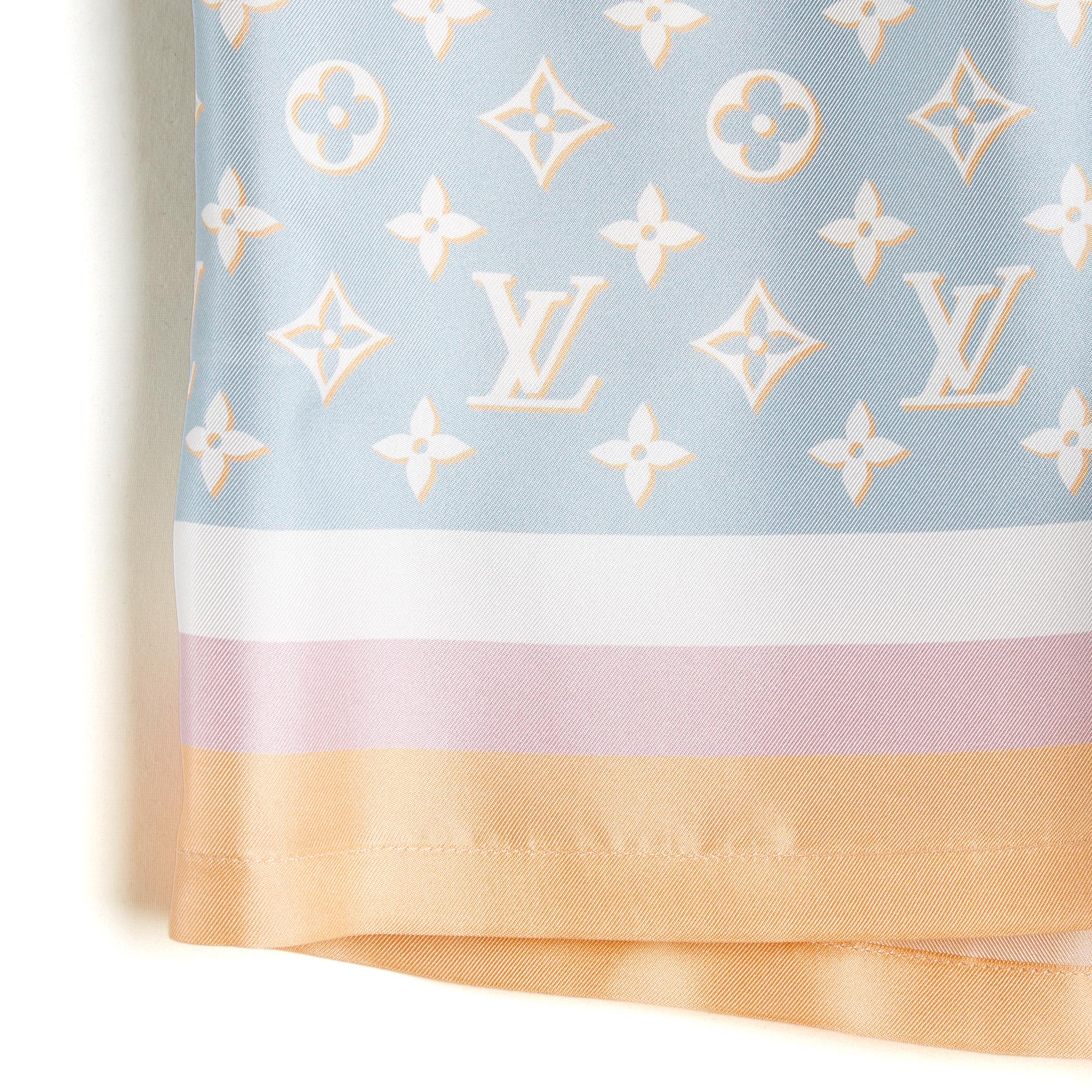 Pantalón corto Louis Vuitton de sarga de seda azul claro con monograma LV, resaltado con 3 rayas de color pastel, cintura elástica, 2 botones ocultos delante, 2 bolsillos con aberturas a los lados, sin forro. Talla 36FR o S internacional o US27: