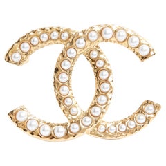 Chanel 2024 Broche Perles en chute CC Maxi spilla con perle di fantasia da piccole a mini
