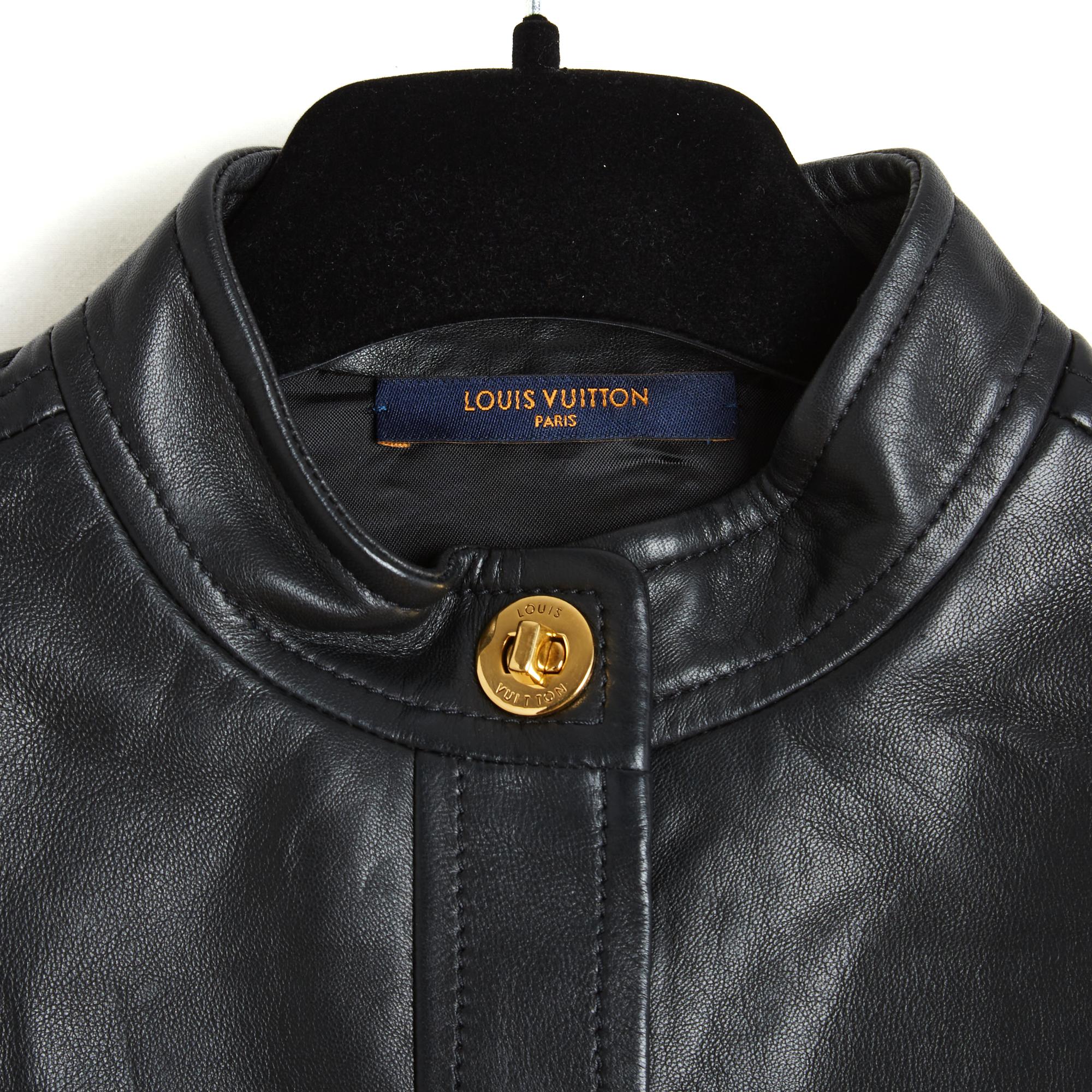 Camicia o giacca (o camicia) Louis Vuitton in morbida pelle nera, colletto ufficiale chiuso da 4 bottoni a un quarto di giro in metallo dorato con logo Louis Vuitton, maniche lunghe chiuse da un identico bottone, lungo spacco su ogni lato, fodera in
