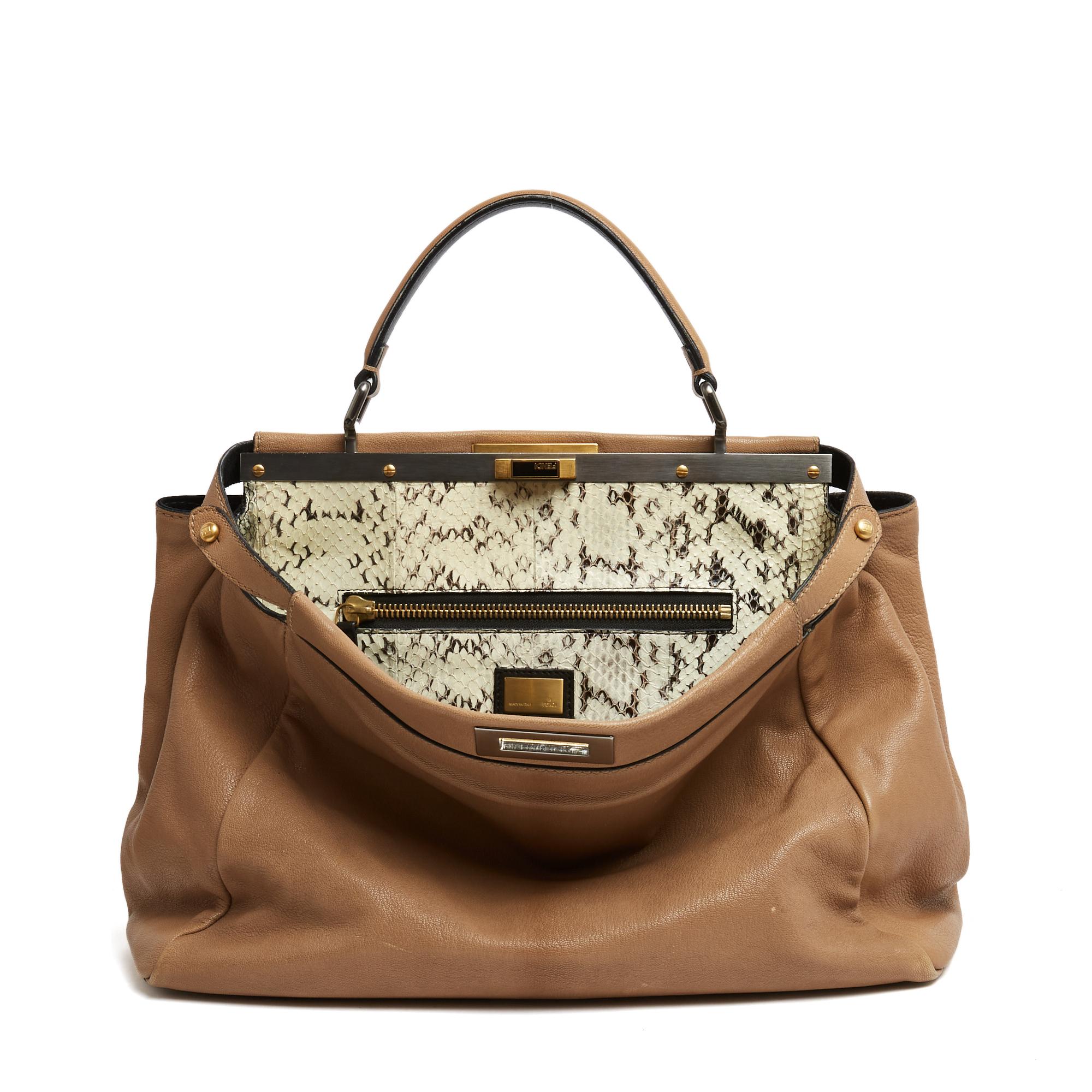 Borsa Fendi Peekaboo Medium, in pelle naturale leggermente granulata, interno in camoscio su un lato e serpente d'acqua naturale, metalleria in oro e argento, opaca e lucida e parzialmente smaltata (chiusura), firmata su placca. Larghezza 39 cm x