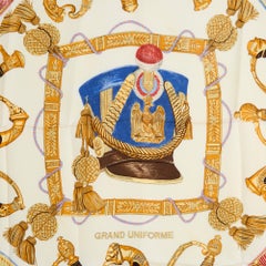 Foulard carré en soie Hermès 1985, 90 cm, « Grand Uniforme », vert, en sergé de soie – Hermès