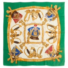 Foulard carré en soie Hermès 1985, 90 cm, « Grand Uniforme », vert, en sergé de soie – Hermès