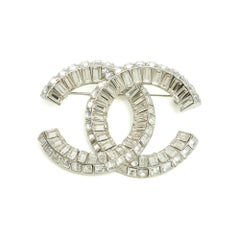 Chanel 2024 Brosche „Baguette Carré CC Maxi“ aus silbernem Metall mit Zirkonia-Steinen